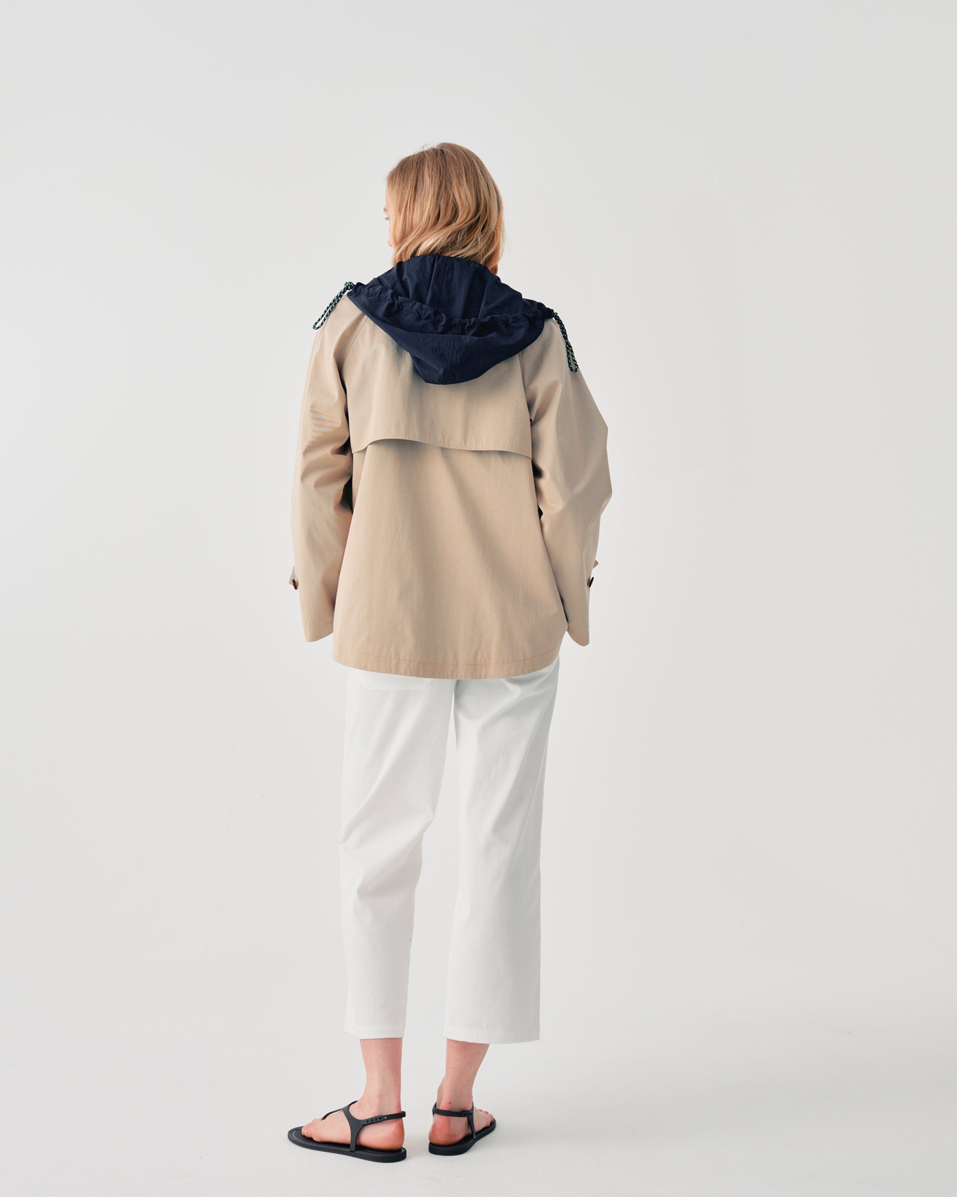 TRENCH CORTO CON CAPPUCCIO