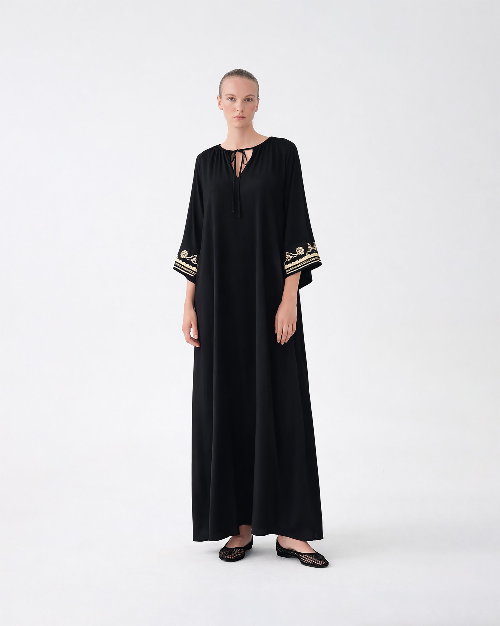 ABITO LUNGO IN CREPE CON MANICHE RICAMATE