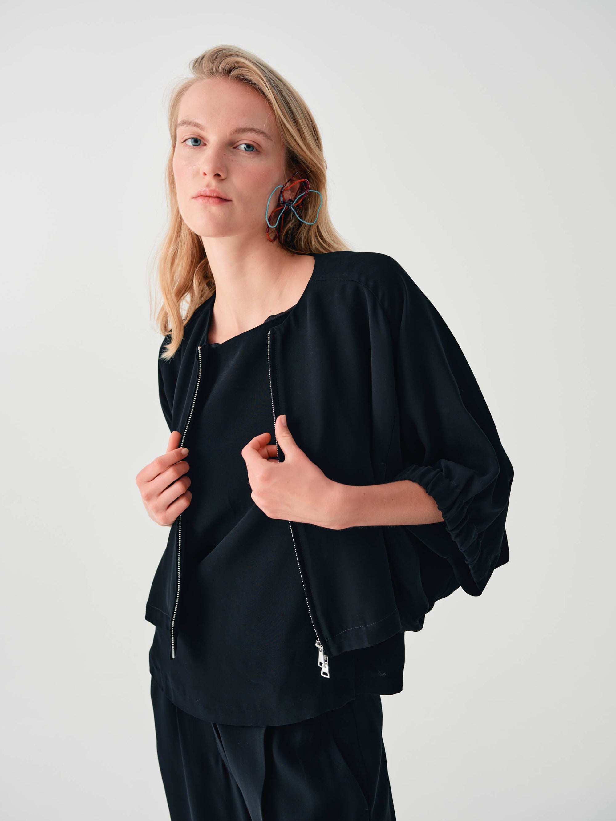 SHORT JACKET WITH WIDE SLEEVES