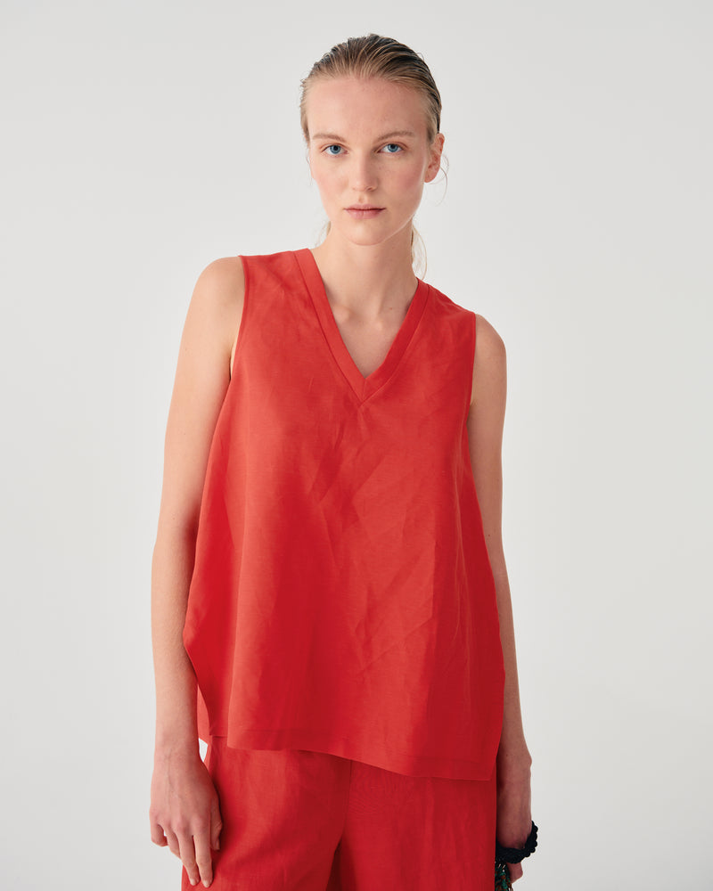 SLEEVELESS V-NECK TOP