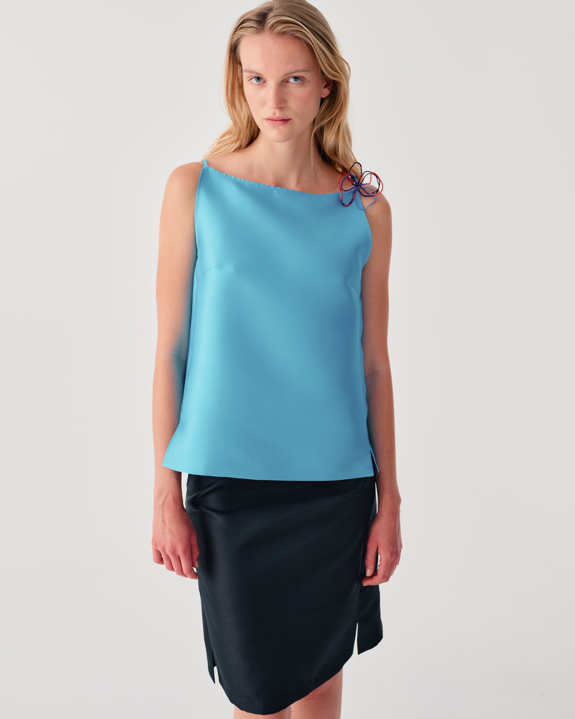 DUCHESSE TOP WITH FLOWER DETAIL