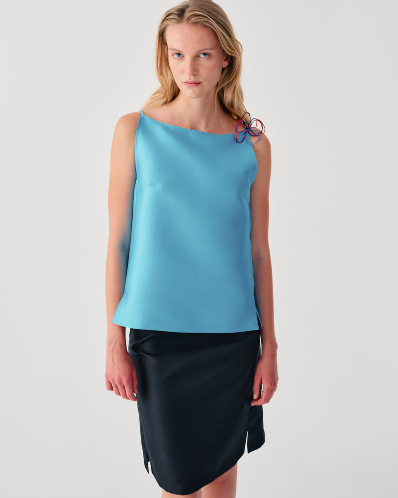 DUCHESSE TOP WITH FLOWER DETAIL