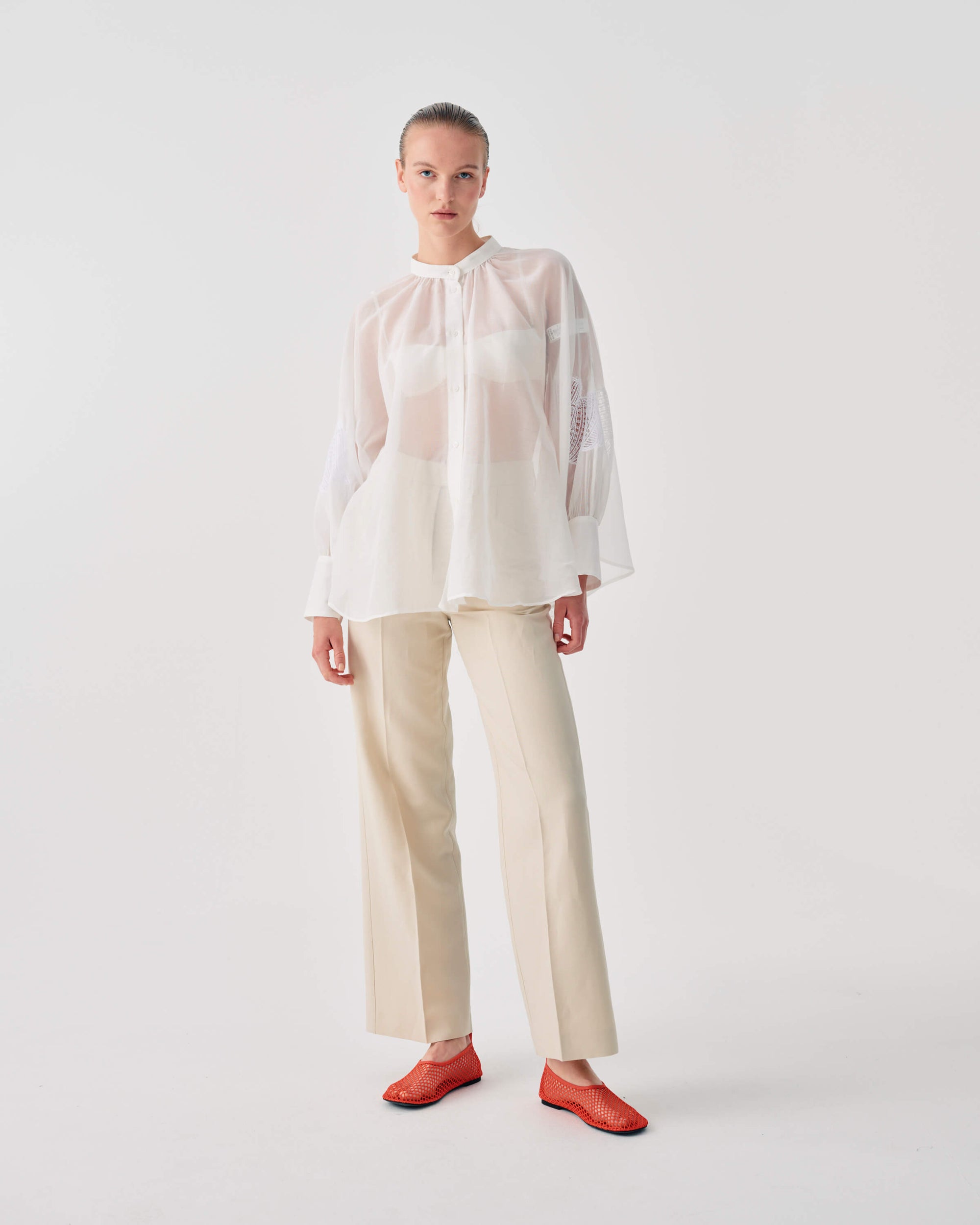 CAMICIA CON DETTAGLI RICAMATI SULLE MANICHE