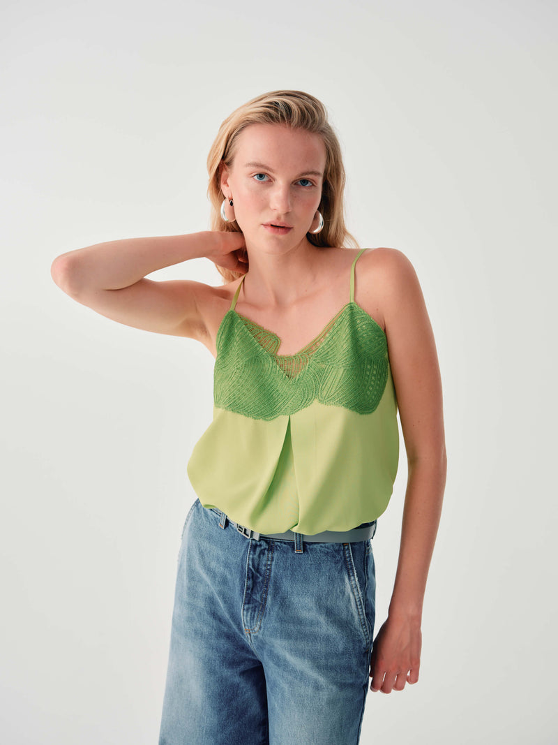 TOP CON DETTAGLI IN PIZZO RICAMATI