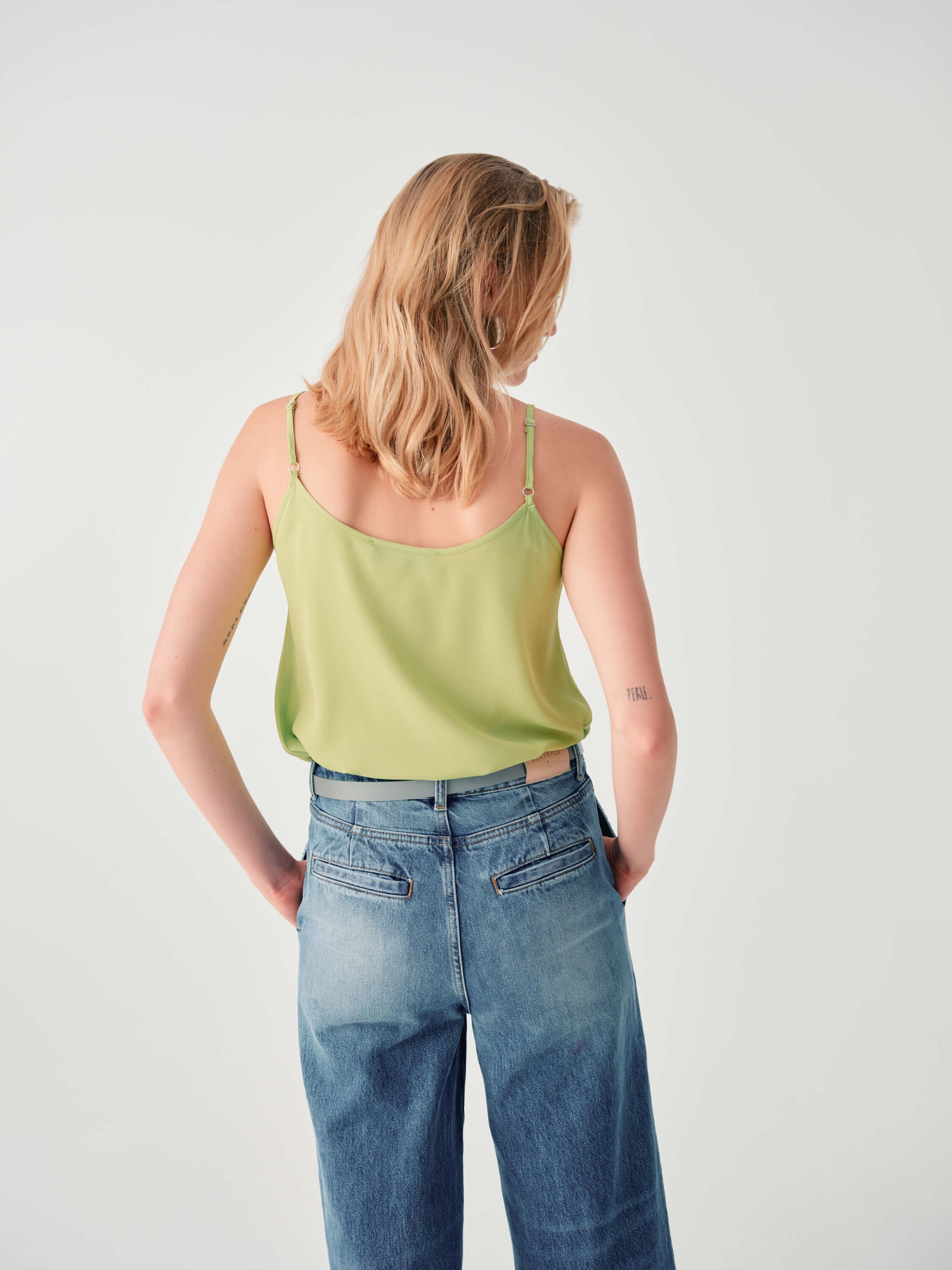 TOP CON DETTAGLI IN PIZZO RICAMATI