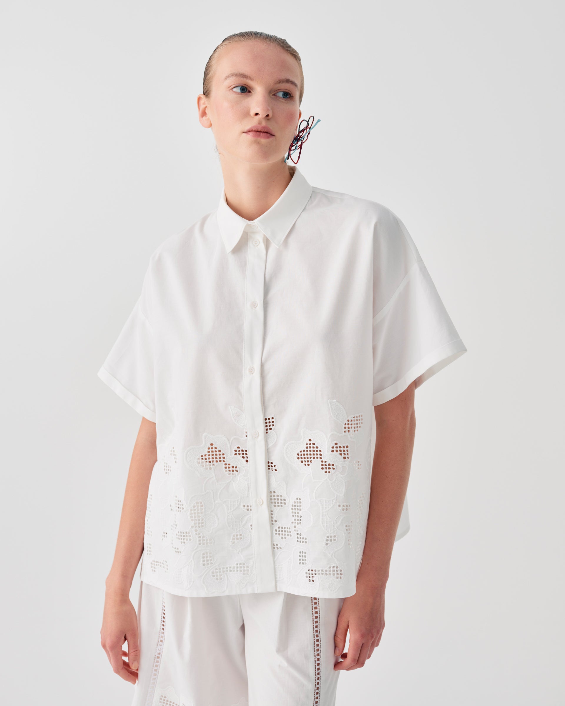 CAMICIA IN COTONE CON RICAMI FLOREALI