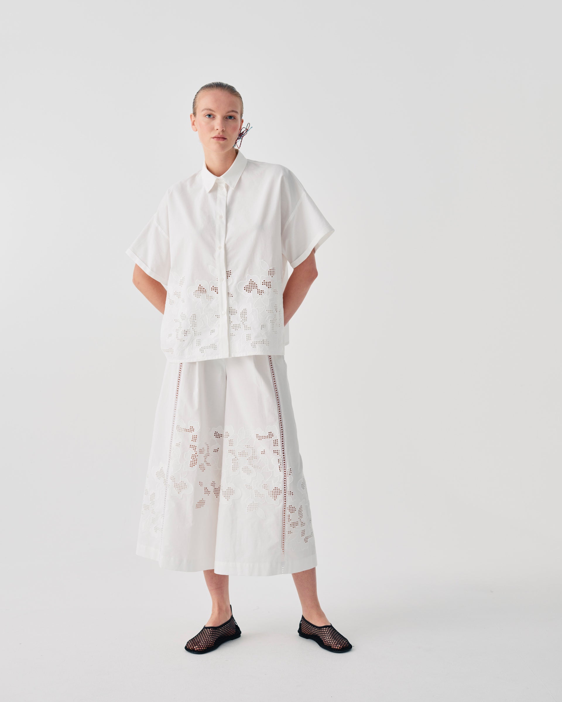 CAMICIA IN COTONE CON RICAMI FLOREALI