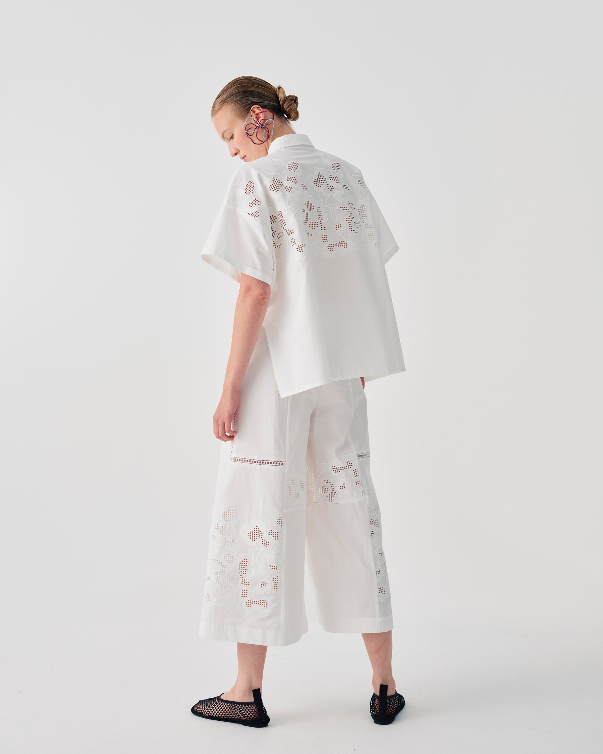 CAMICIA IN COTONE CON RICAMI FLOREALI