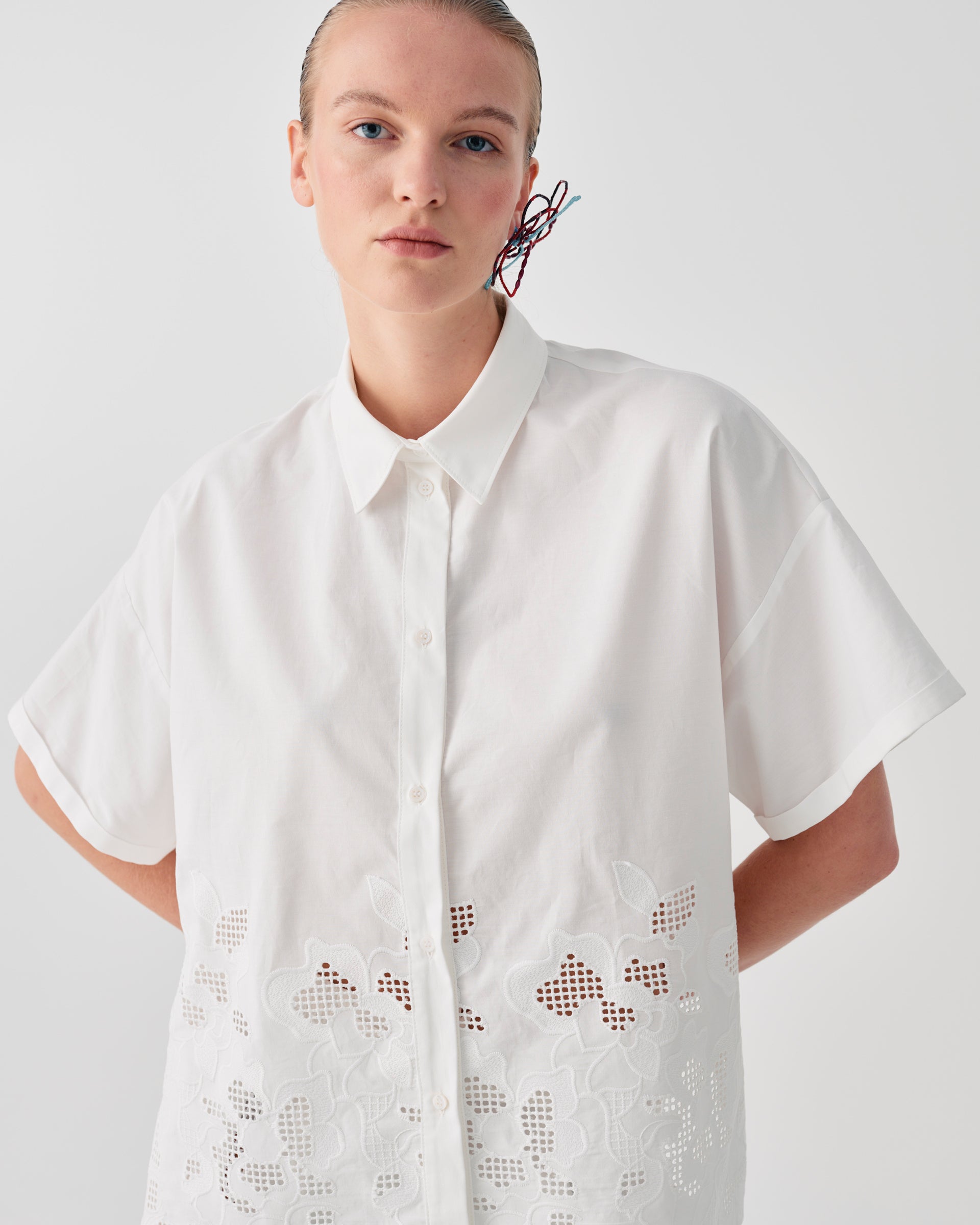 CAMICIA IN COTONE CON RICAMI FLOREALI