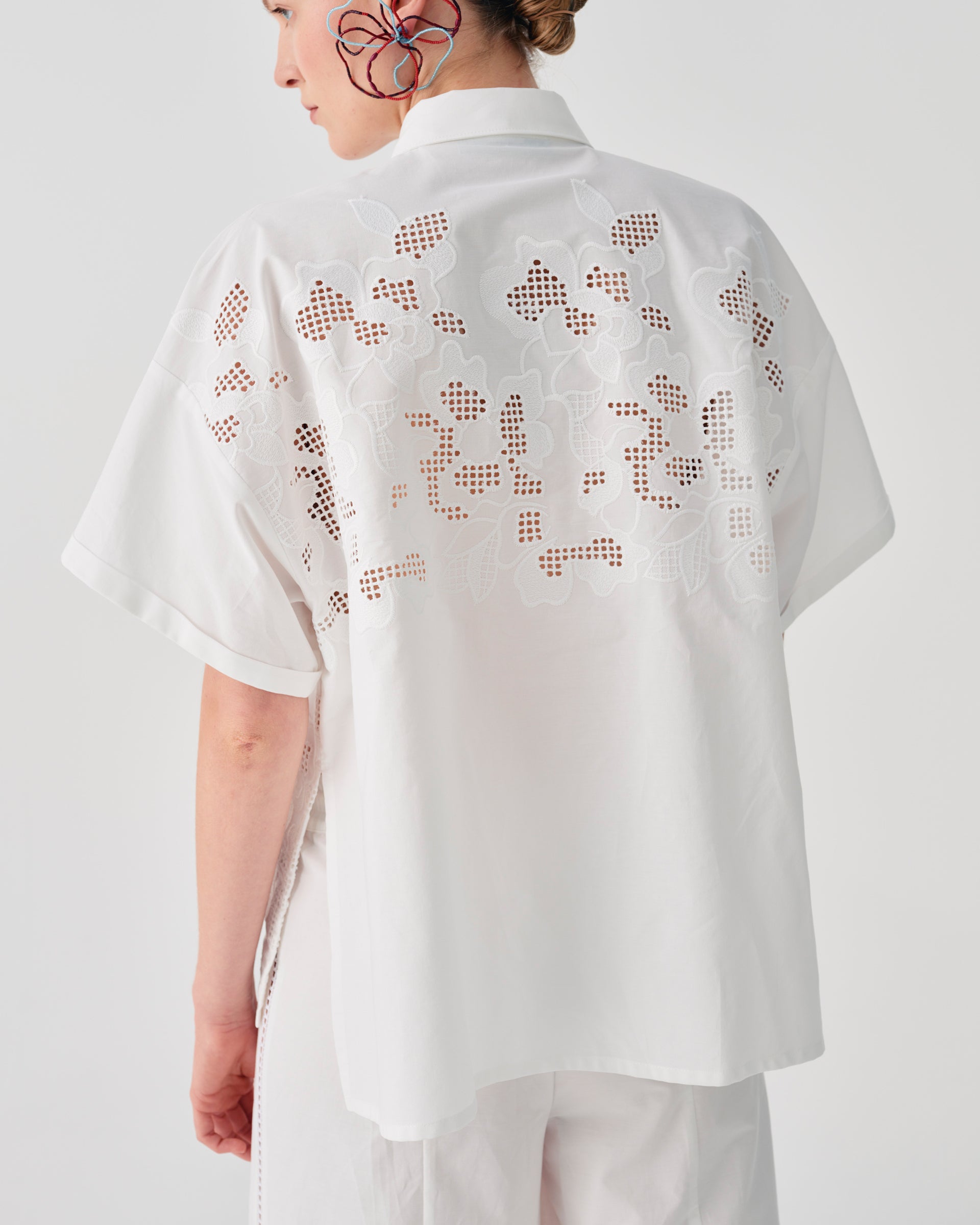 CAMICIA IN COTONE CON RICAMI FLOREALI