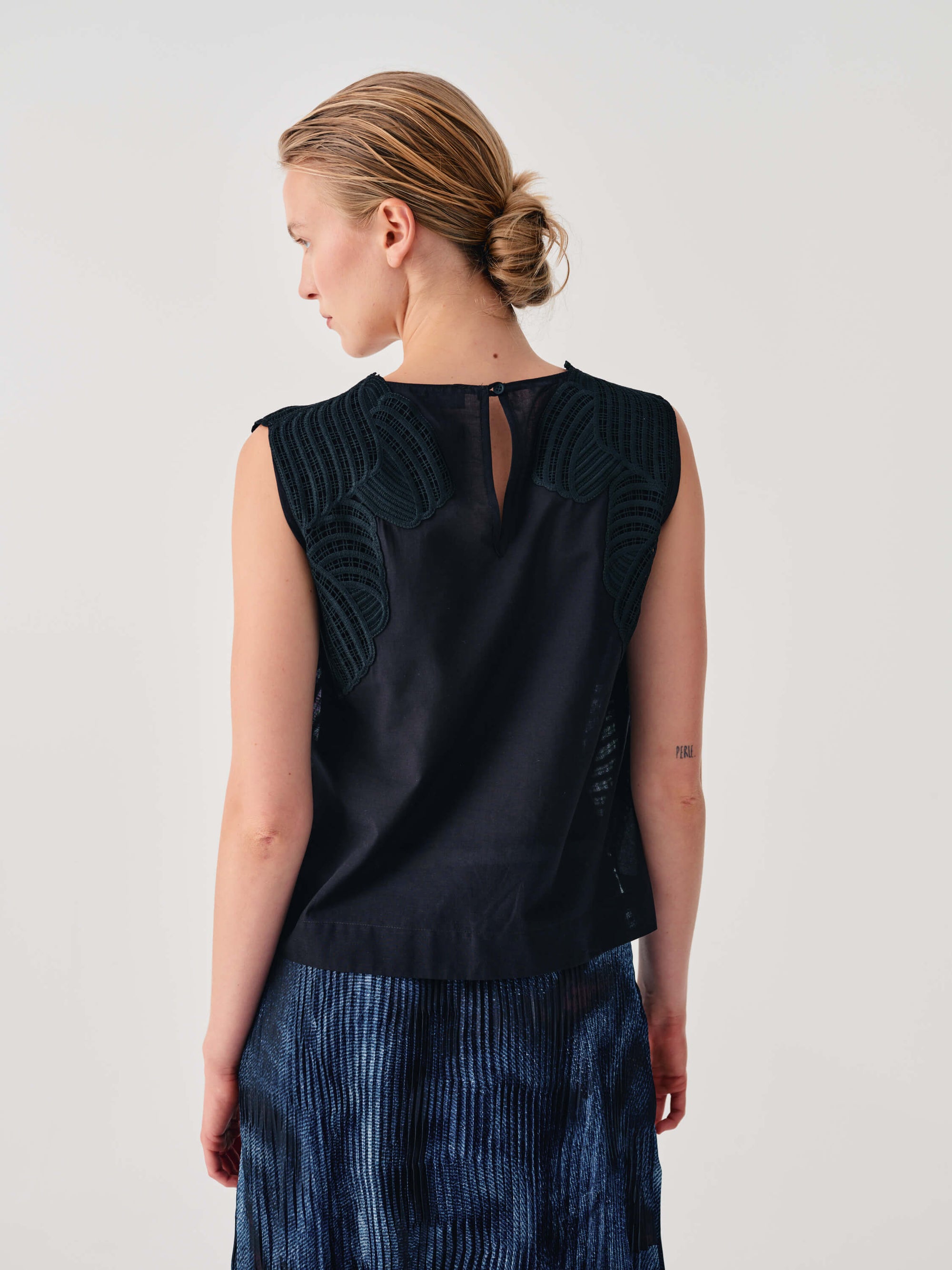 EMBROIDERED LINEN TOP