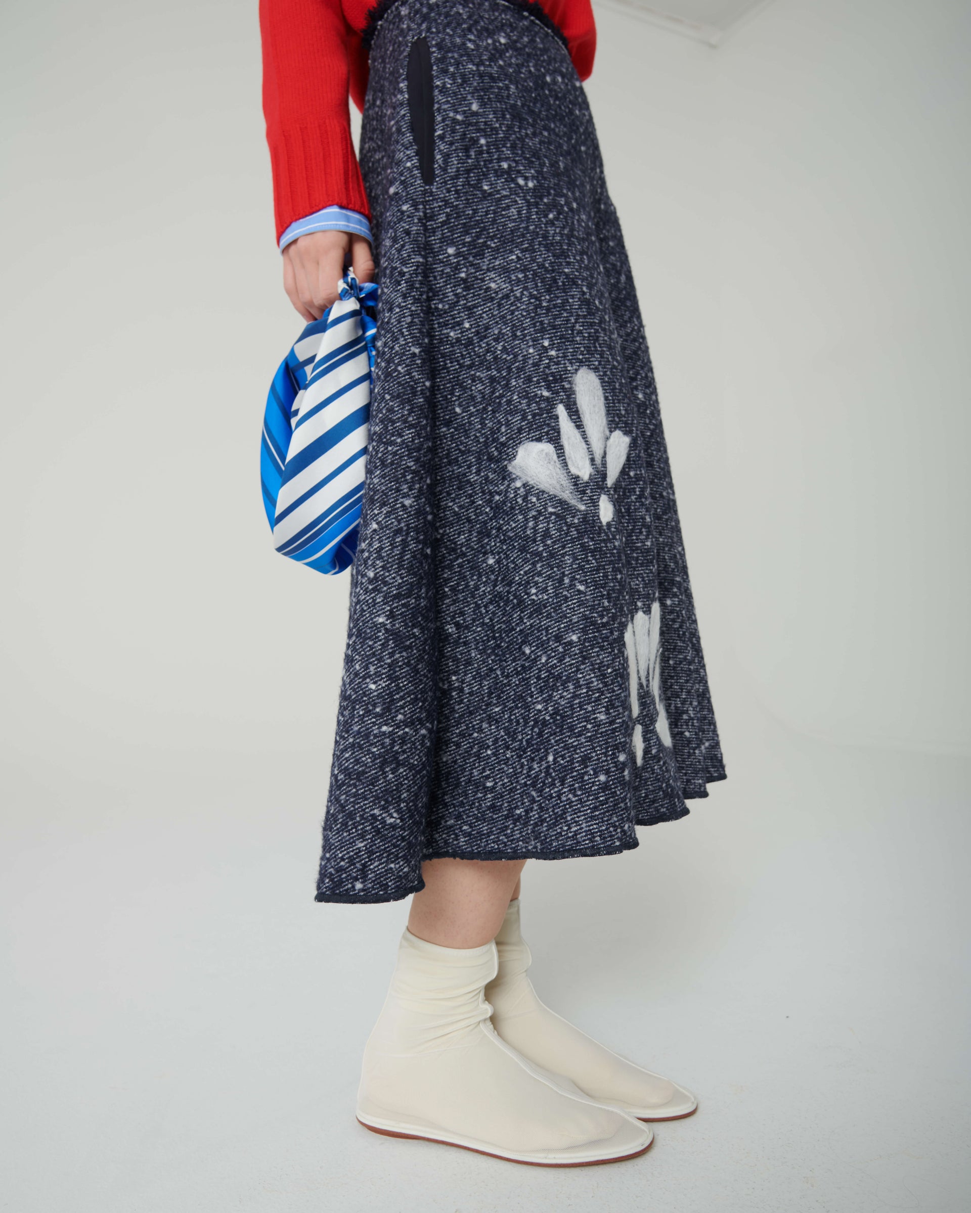 CLOTH SKIRT WITH NEEDLE FLOWER