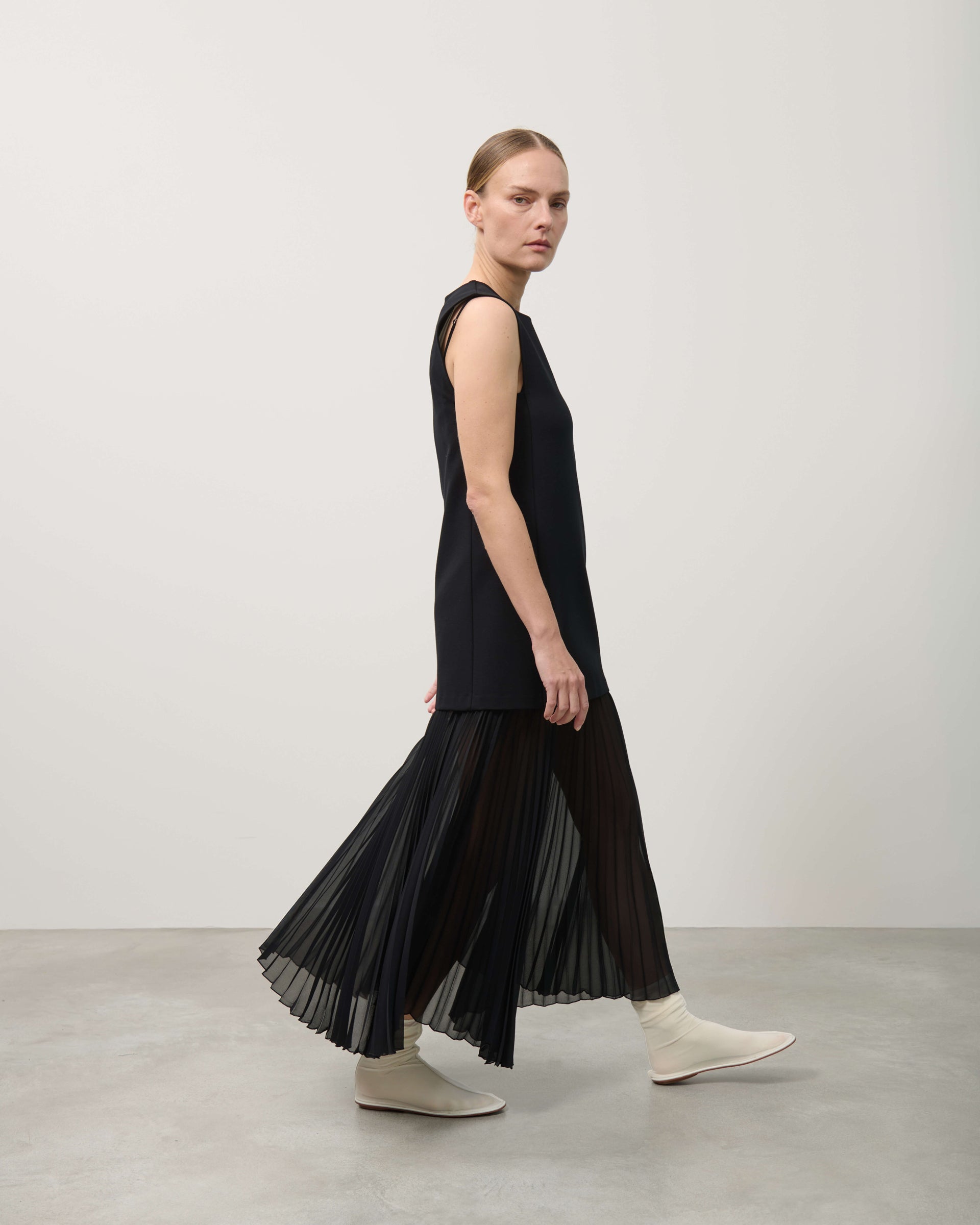 SLEEVELESS DRESS WITH PLEATED GEORGETTE