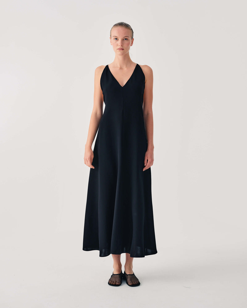 ABITO LUNGO CON DETTAGLI FLOREALI RICAMATI