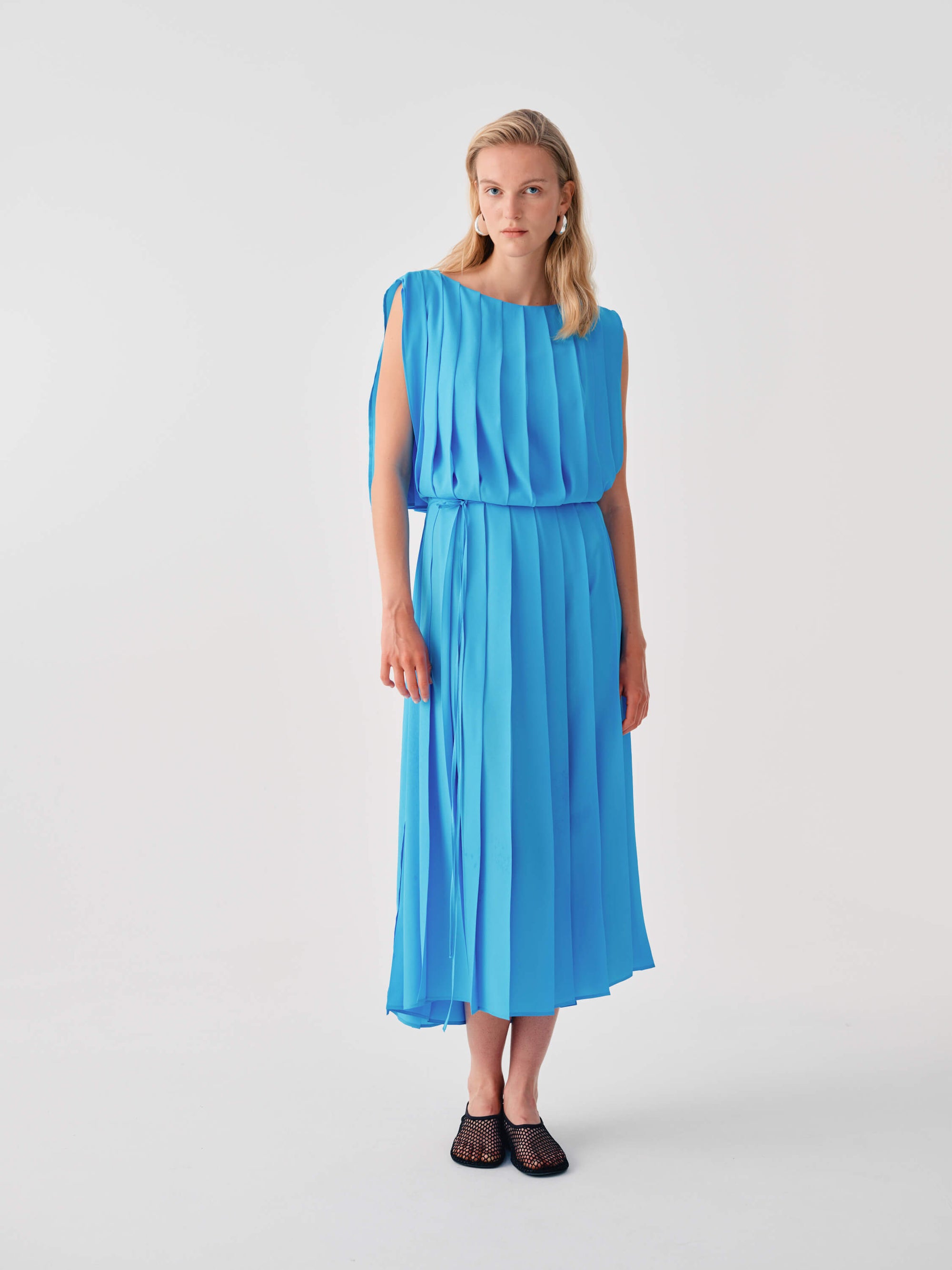 PLEATED LONG DRESS WITH WAIST TIE