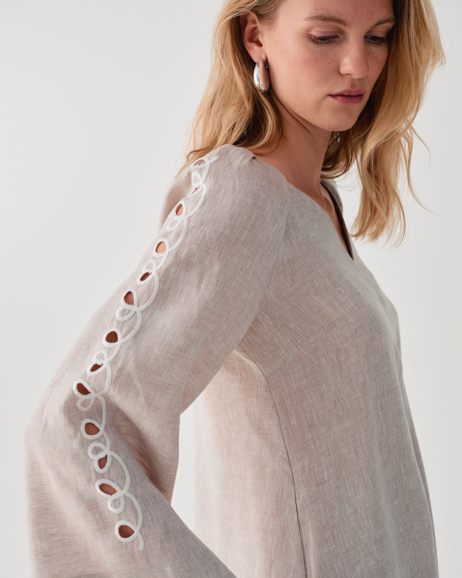 LONG DRESS WITH SIDE EMBROIDERY ON SLEEVES