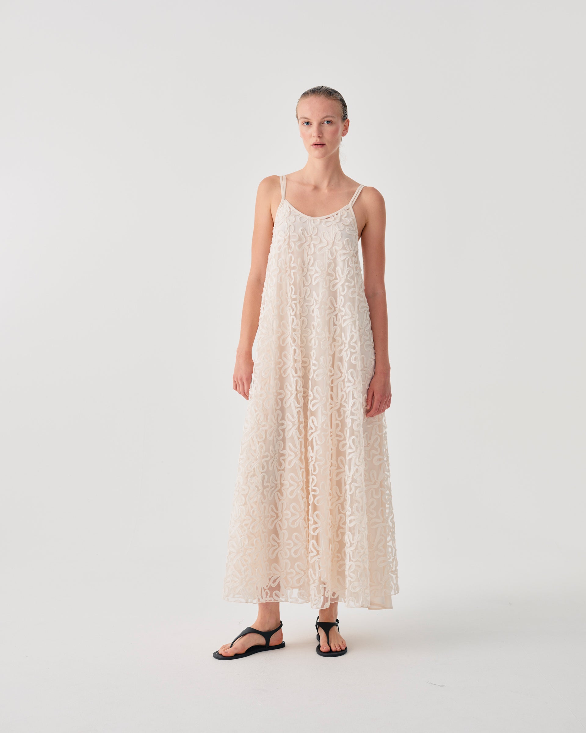 ABITO LUNGO CON MOTIVO RICAMATO IN RILIEVO