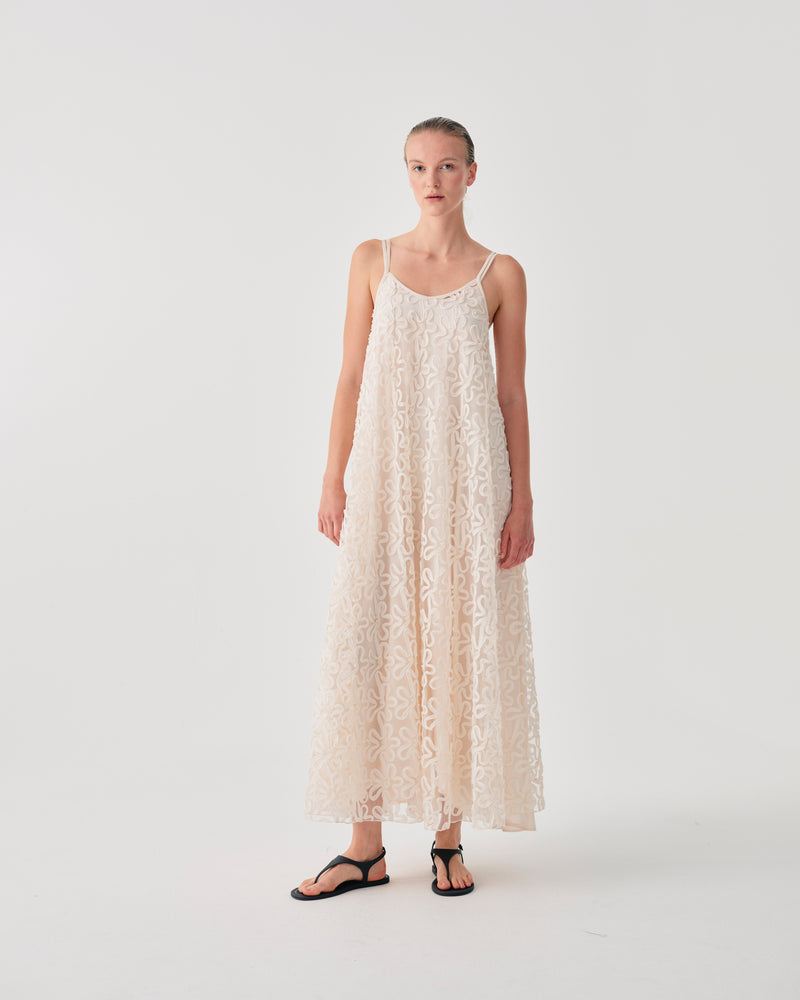 ABITO LUNGO CON MOTIVO RICAMATO IN RILIEVO