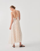 ABITO LUNGO CON MOTIVO RICAMATO IN RILIEVO