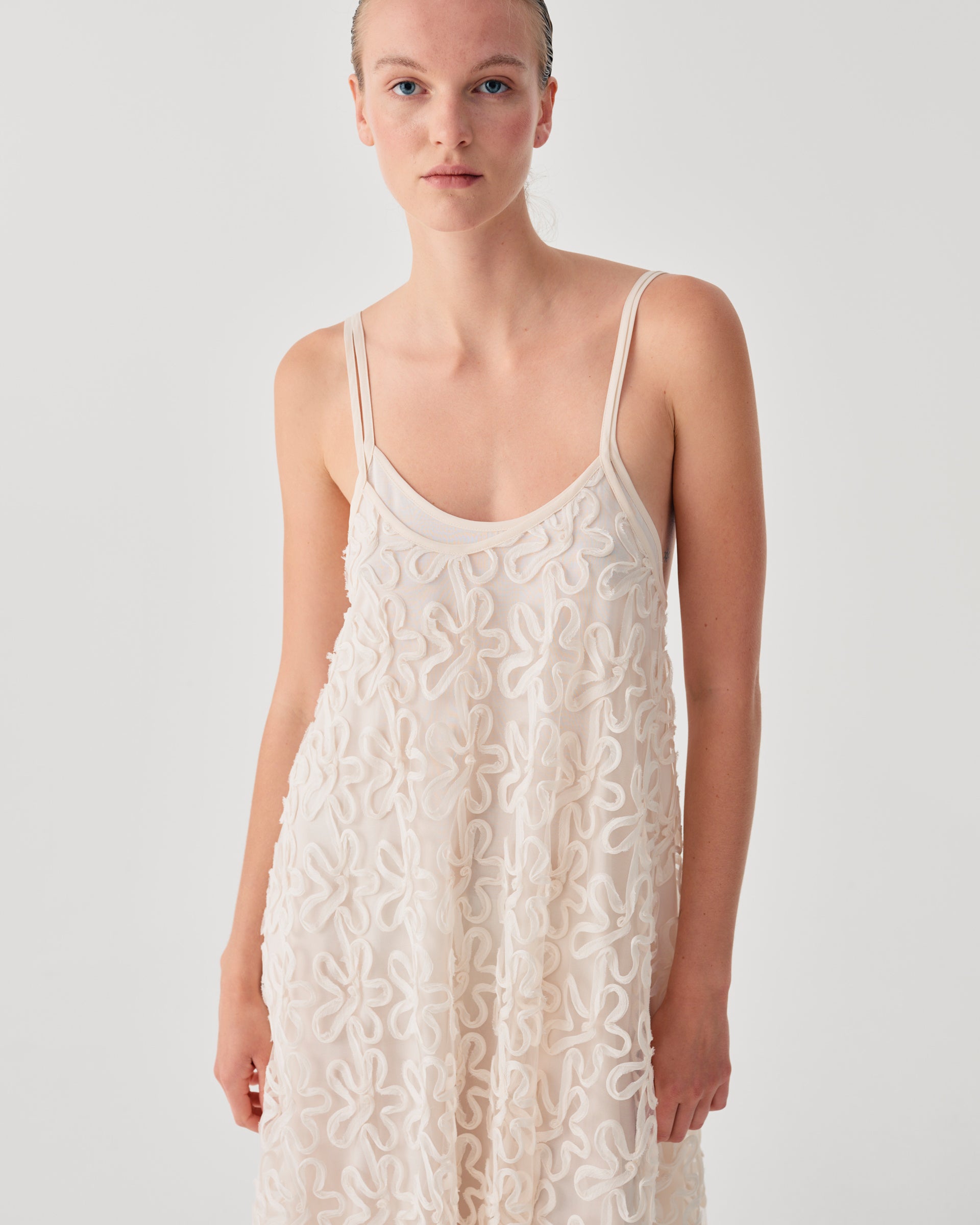 ABITO LUNGO CON MOTIVO RICAMATO IN RILIEVO