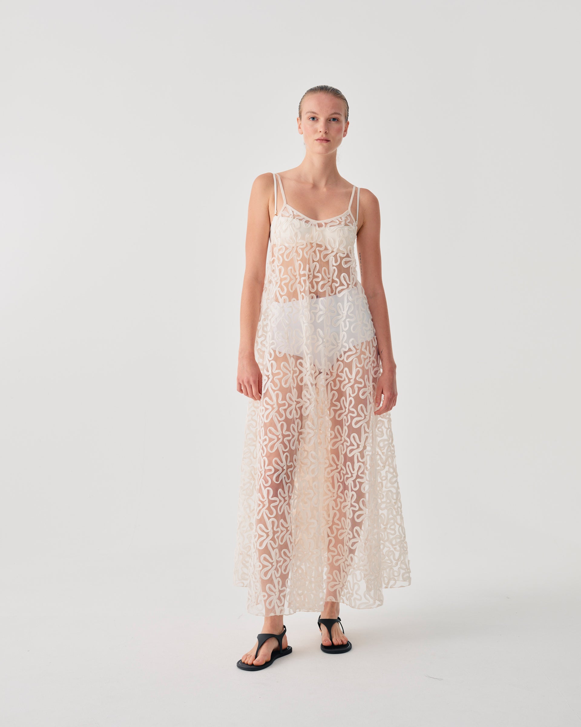 ABITO LUNGO CON MOTIVO RICAMATO IN RILIEVO