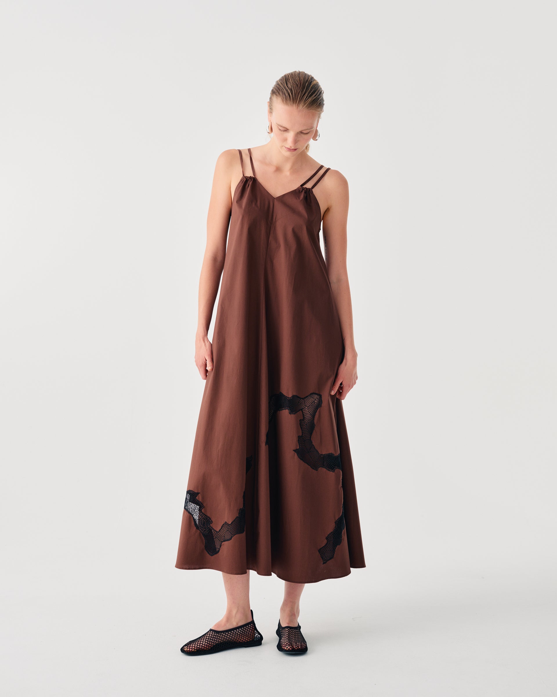 ABITO LUNGO CON PIZZO A CONTRASTO