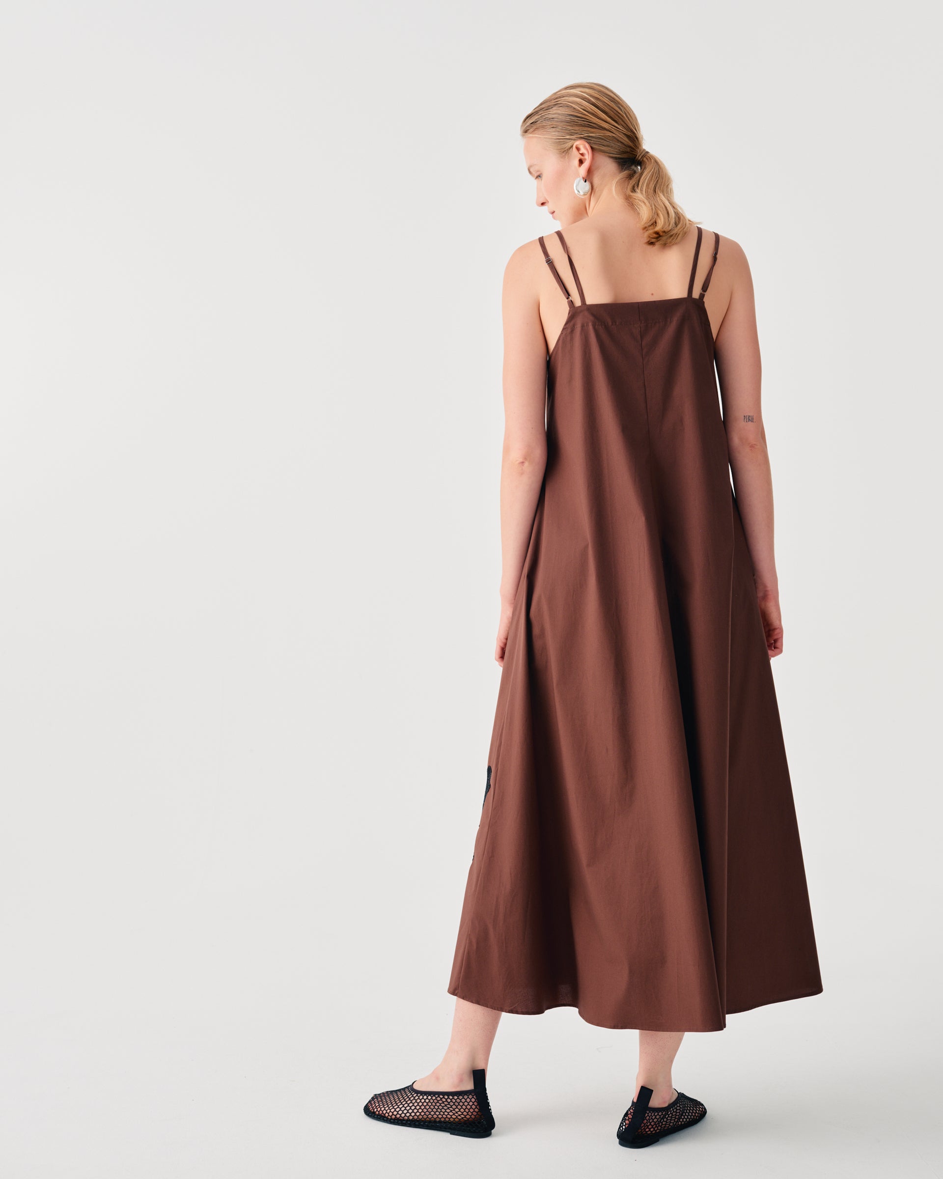 ABITO LUNGO CON PIZZO A CONTRASTO