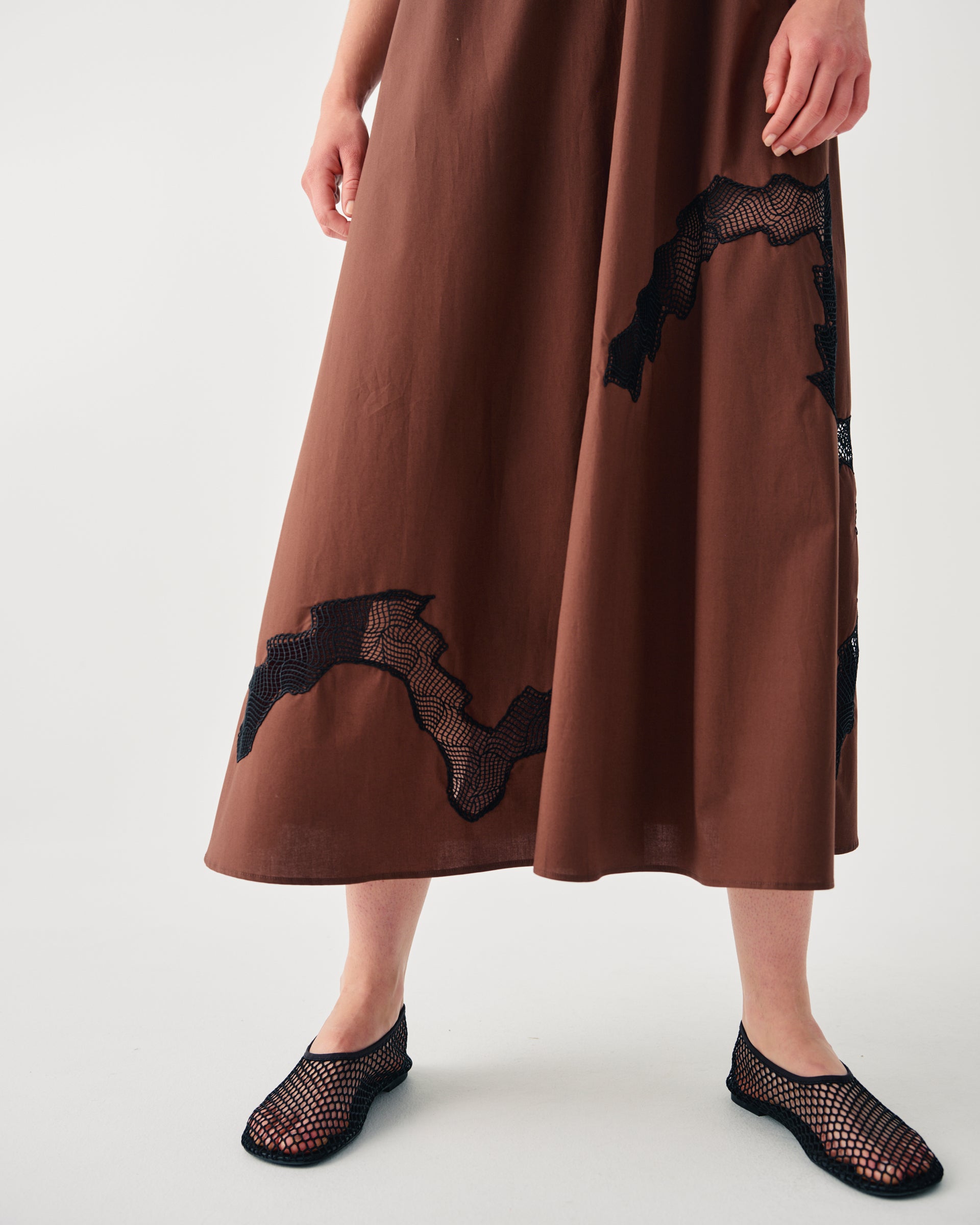 ABITO LUNGO CON PIZZO A CONTRASTO