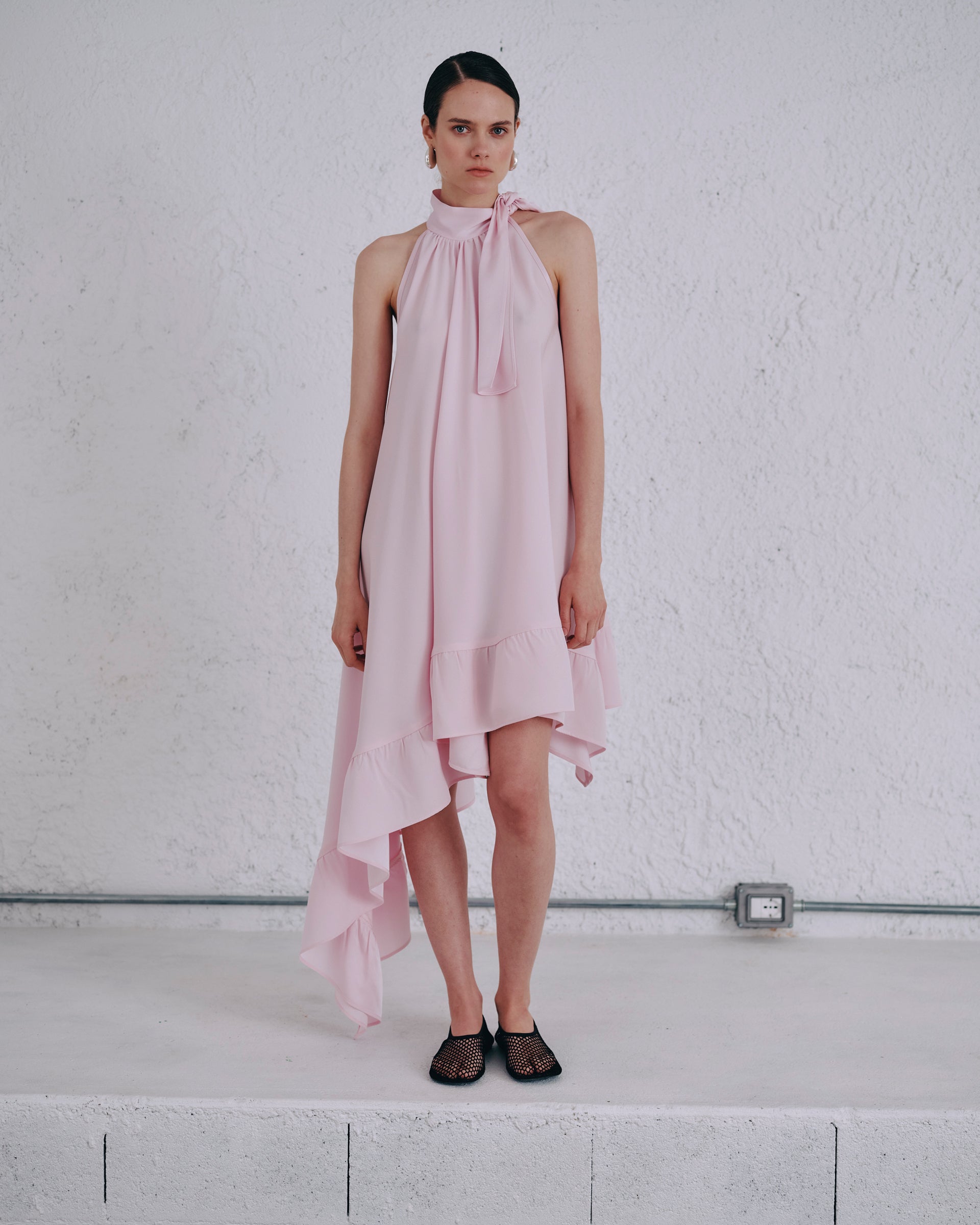 ABITO ASIMMETRICO IN SETA CON CRAVATTA