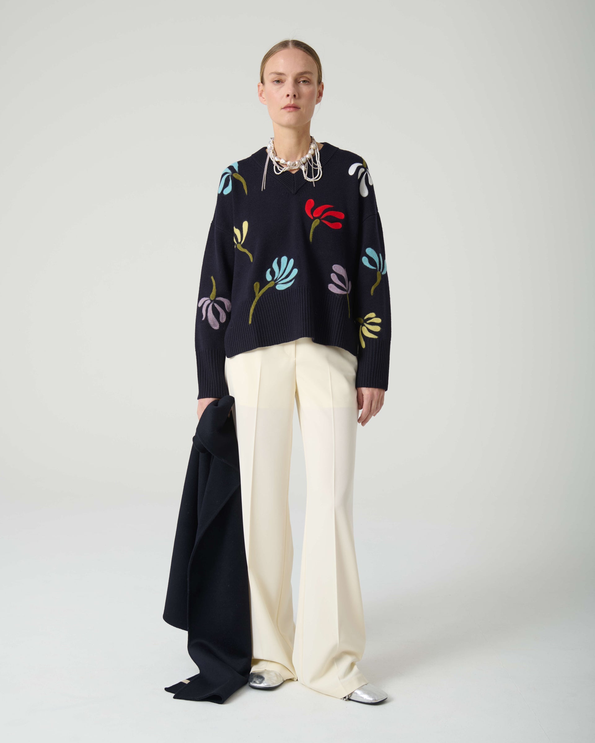 SWEATER WITH NEEDLE FLOWERS