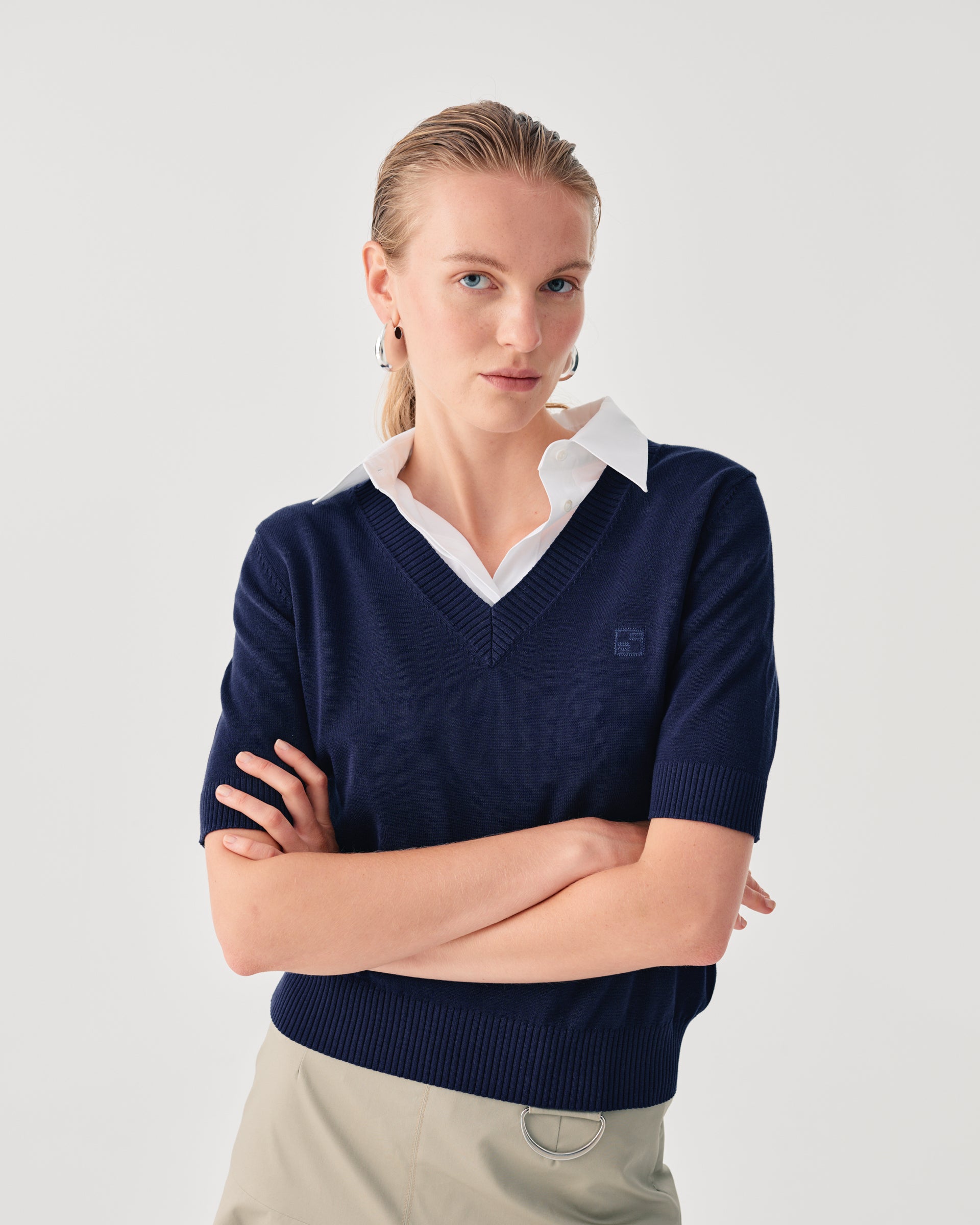 SHORT-SLEEVED V-NECK KNIT