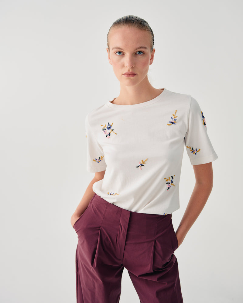 T-SHIRT CON RICAMO FLOREALE