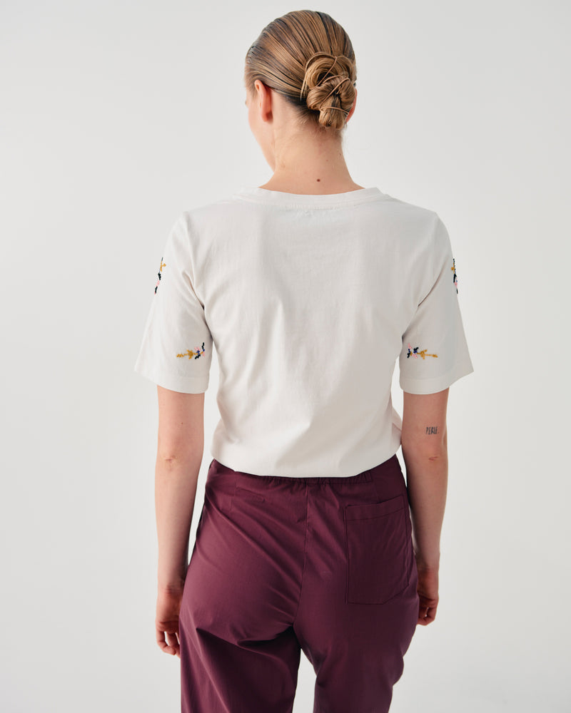 T-SHIRT CON RICAMO FLOREALE