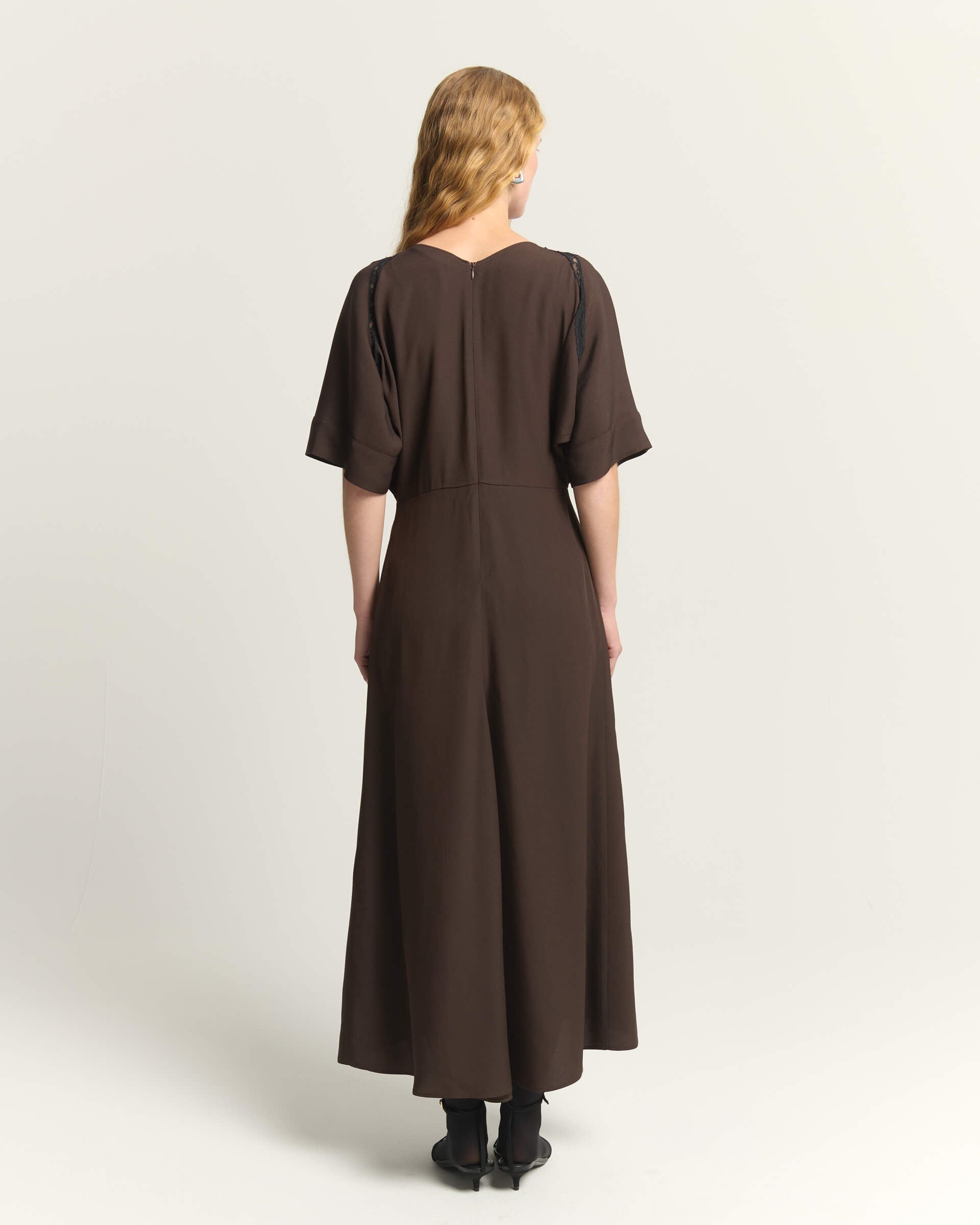 ABITO CON SCOLLO A V E DETTAGLI IN PIZZO