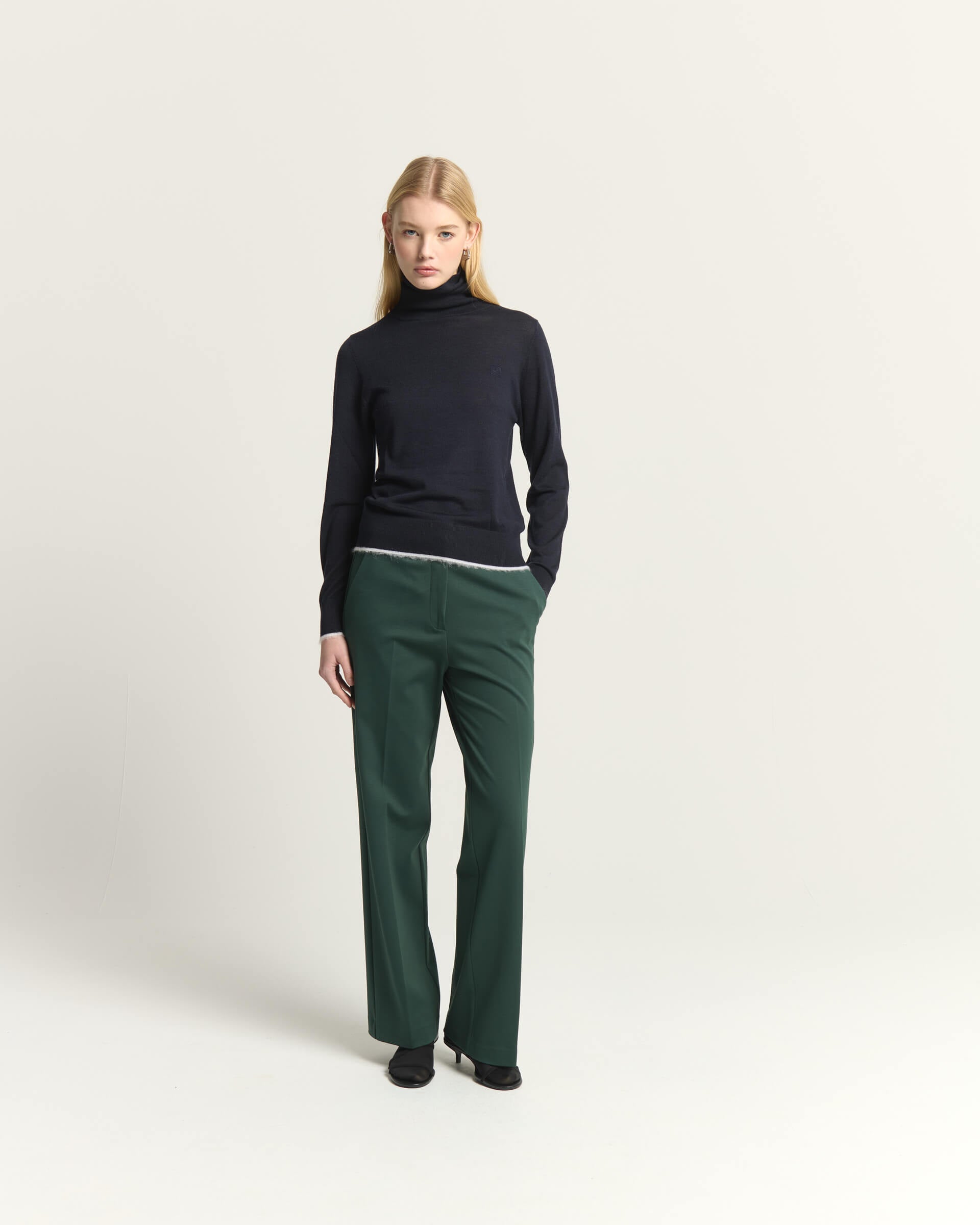 TROUSERS WITH FLUID LEG