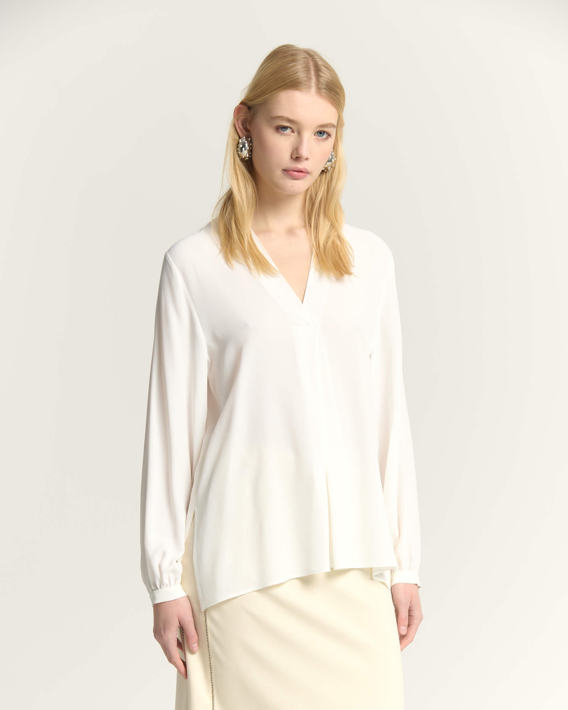 BLUSA FLUIDA CON SCOLLO A V