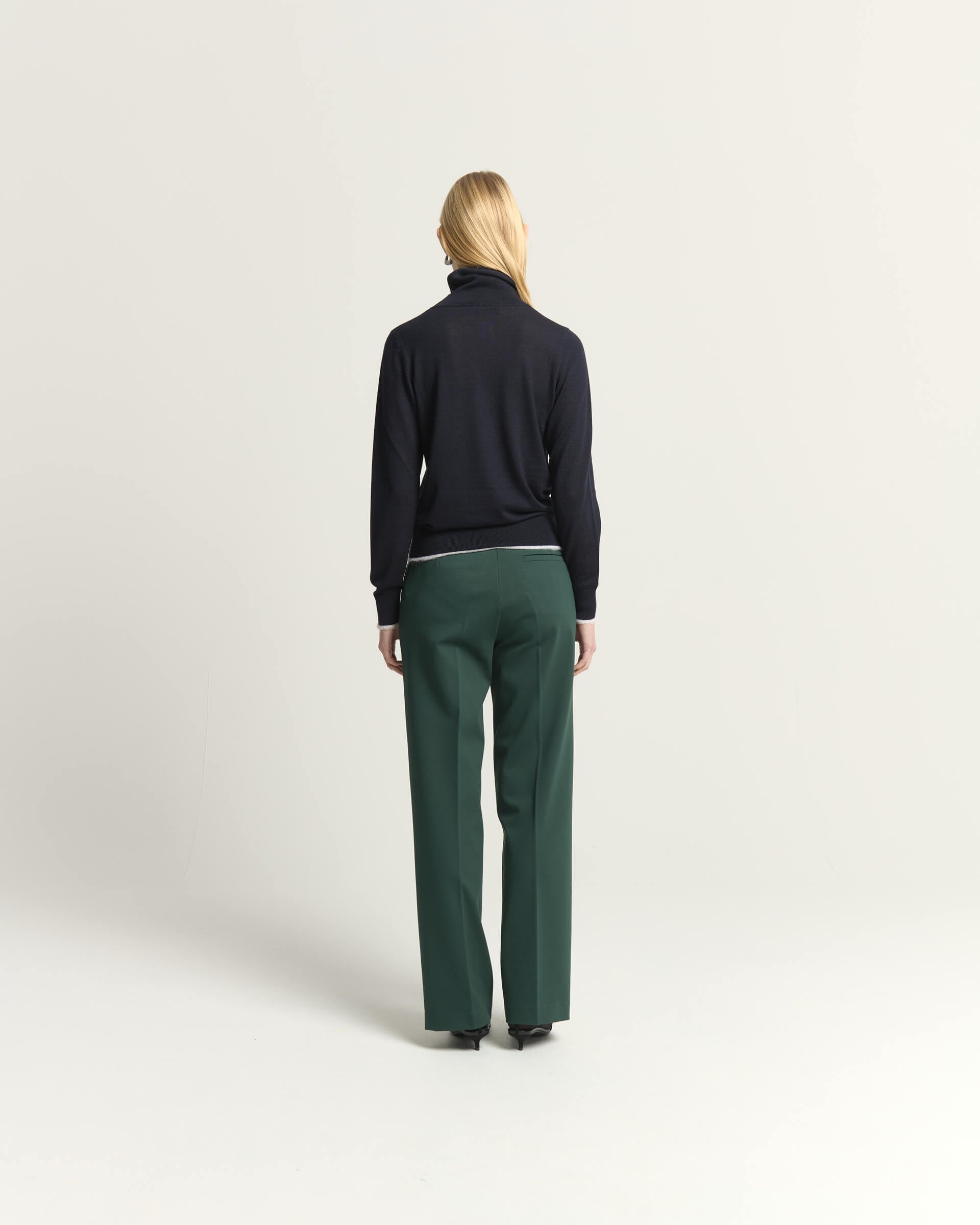 TROUSERS WITH FLUID LEG