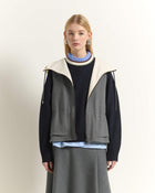 GILET SENZA MANICHE CON CAPPUCCIO E CERNIERA FRONTALE