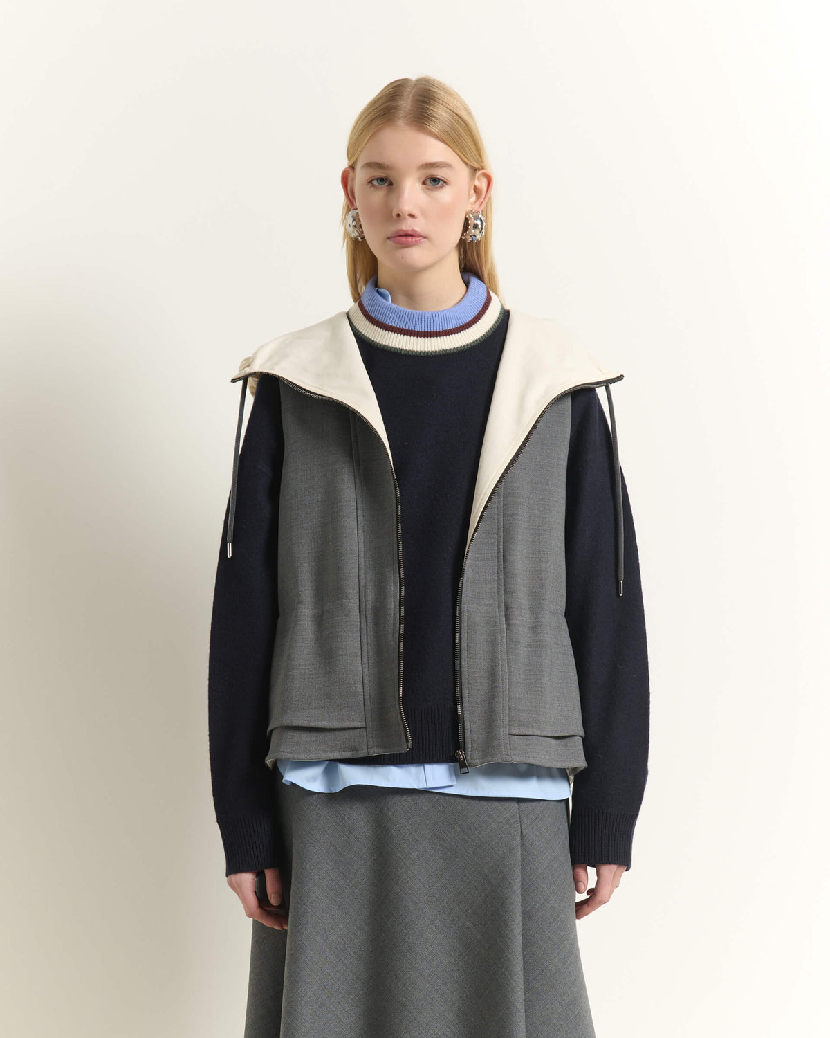 GILET SENZA MANICHE CON CAPPUCCIO E CERNIERA FRONTALE