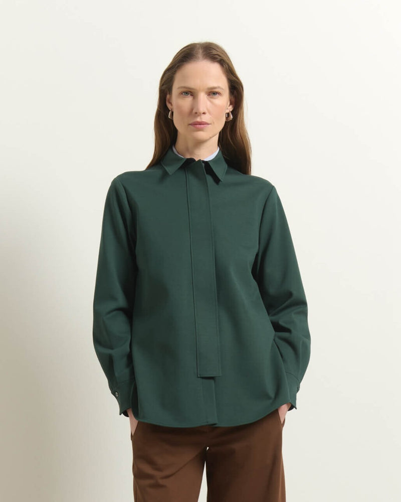 CAMICIA FLUIDA CON COLLETTO A PUNTA E CHIUSURA NASCOSTA