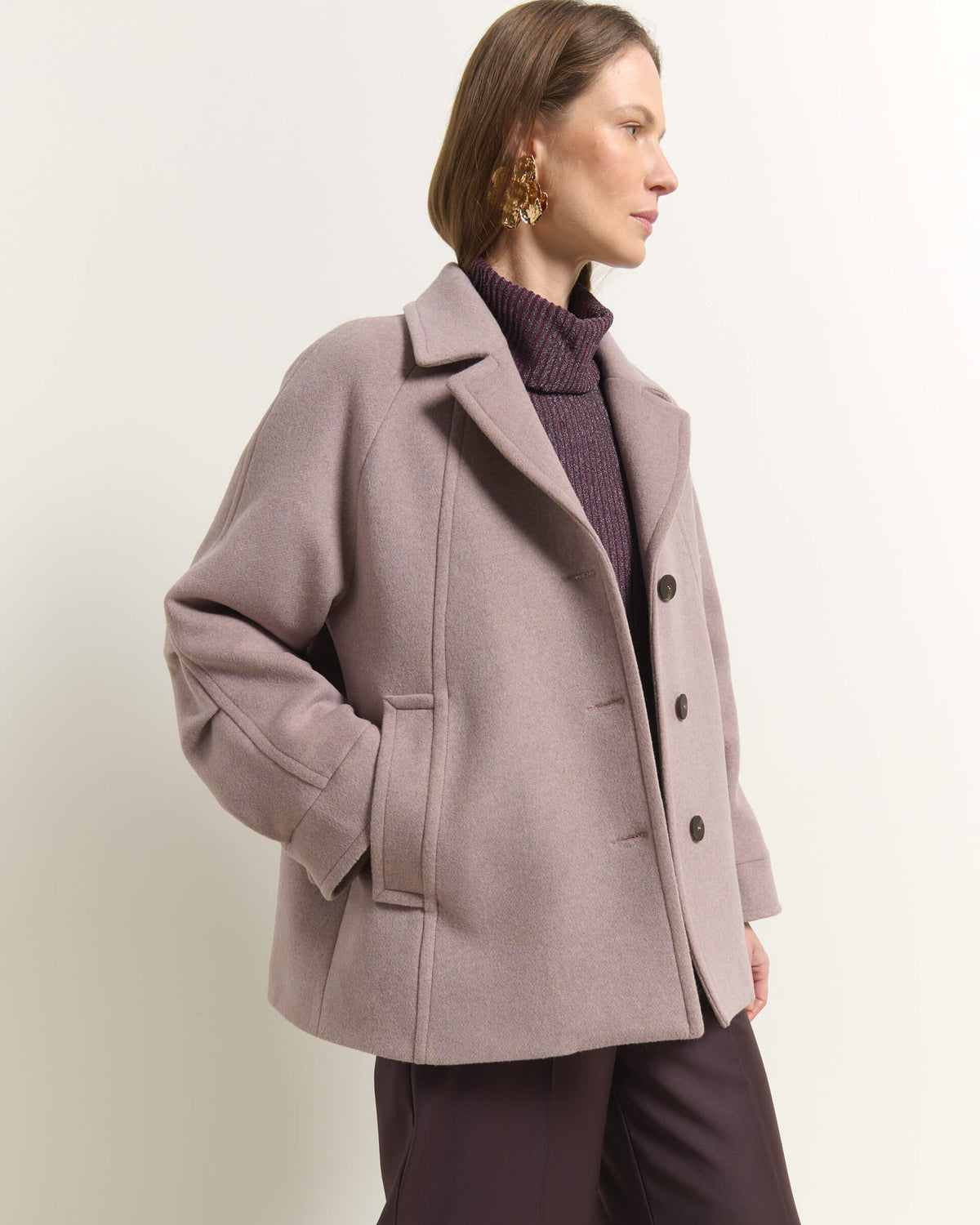 CAPPOTTO CORTO CON SPILLA