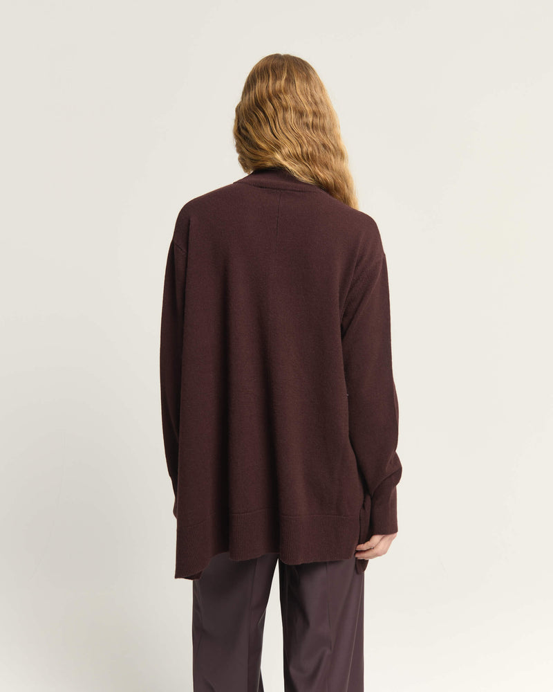 MAGLIONE A COLLO ALTO E ORLO ASIMMETRICO