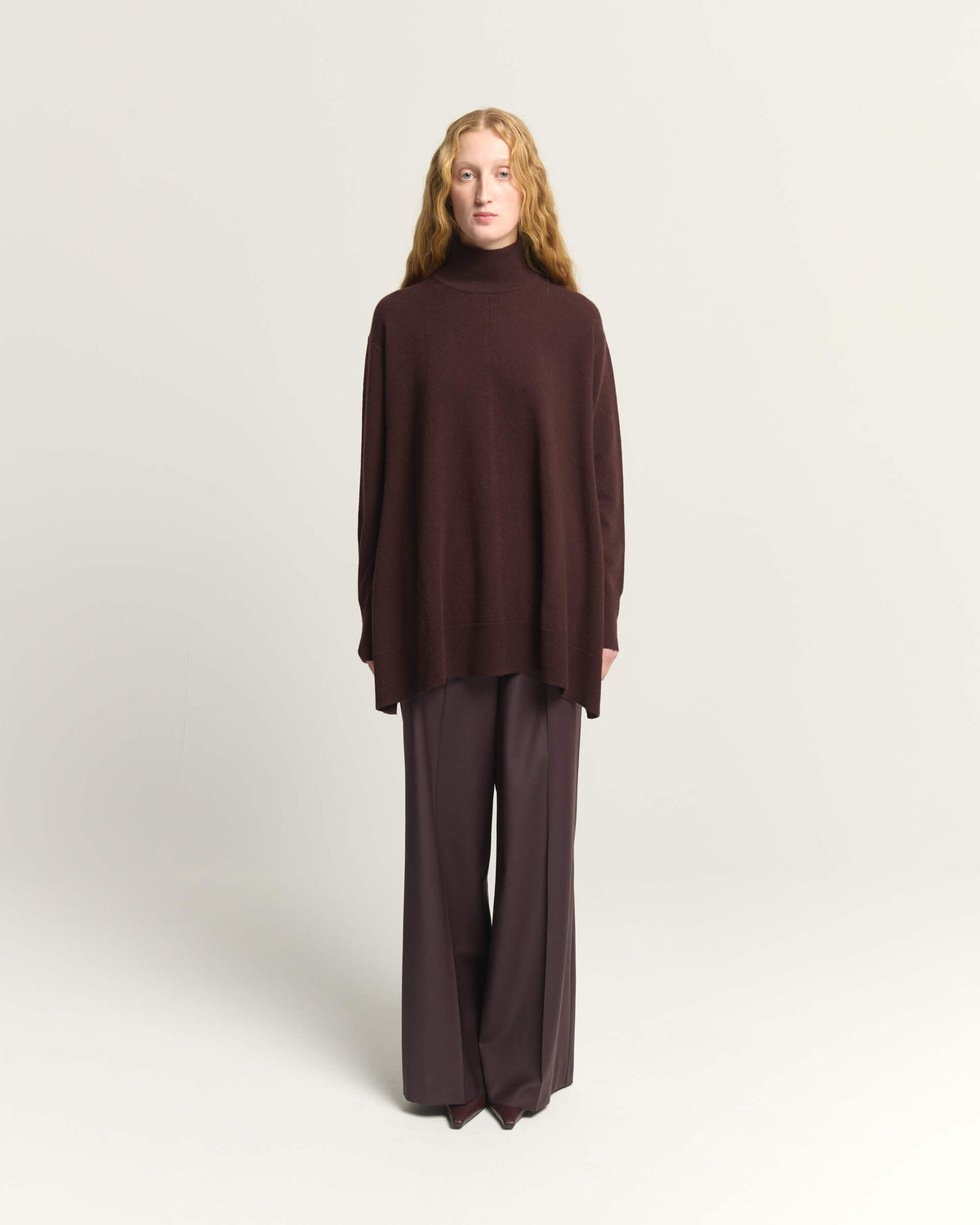MAGLIONE A COLLO ALTO E ORLO ASIMMETRICO