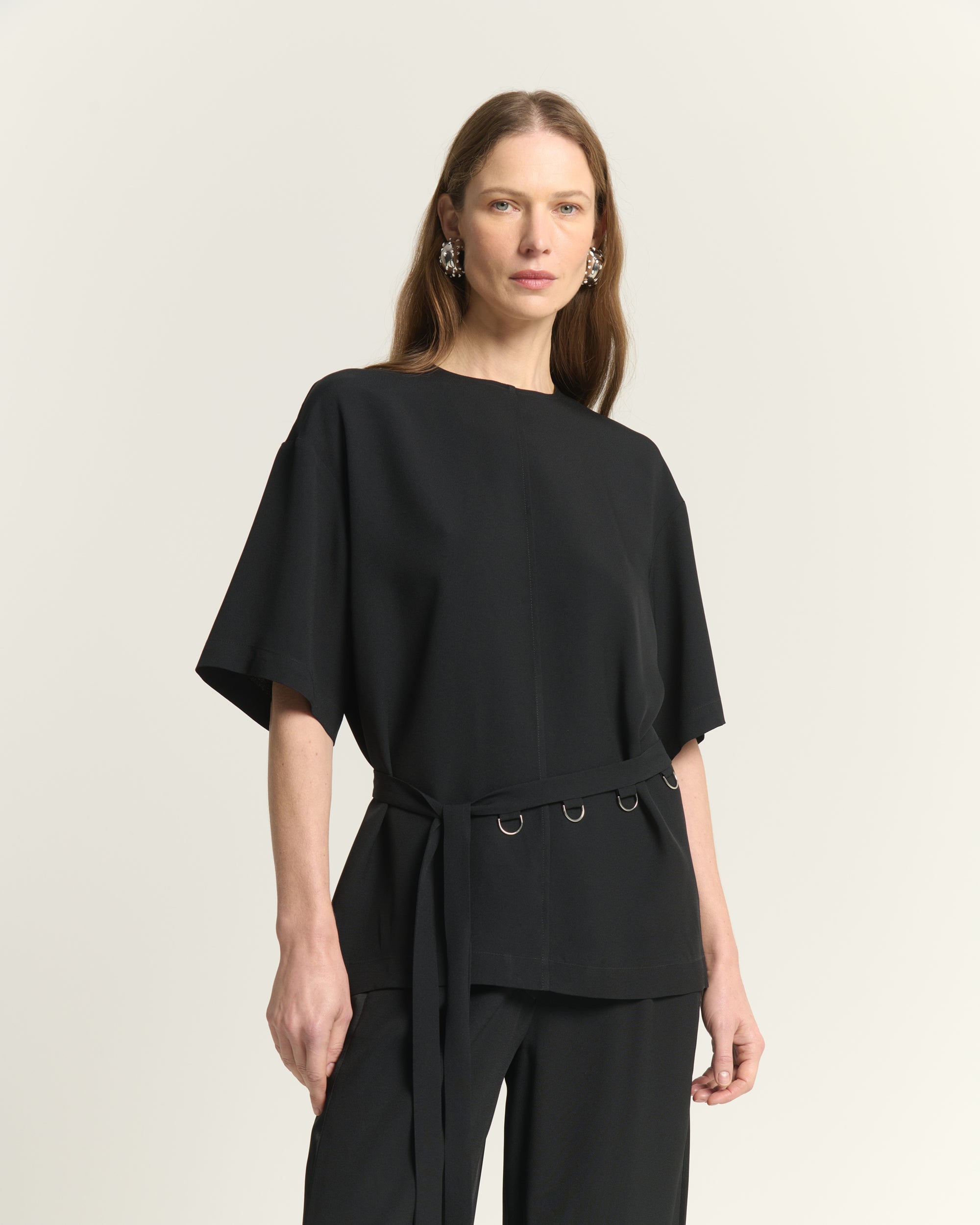 TOP CON CINTURA E DETTAGLI METALLICI