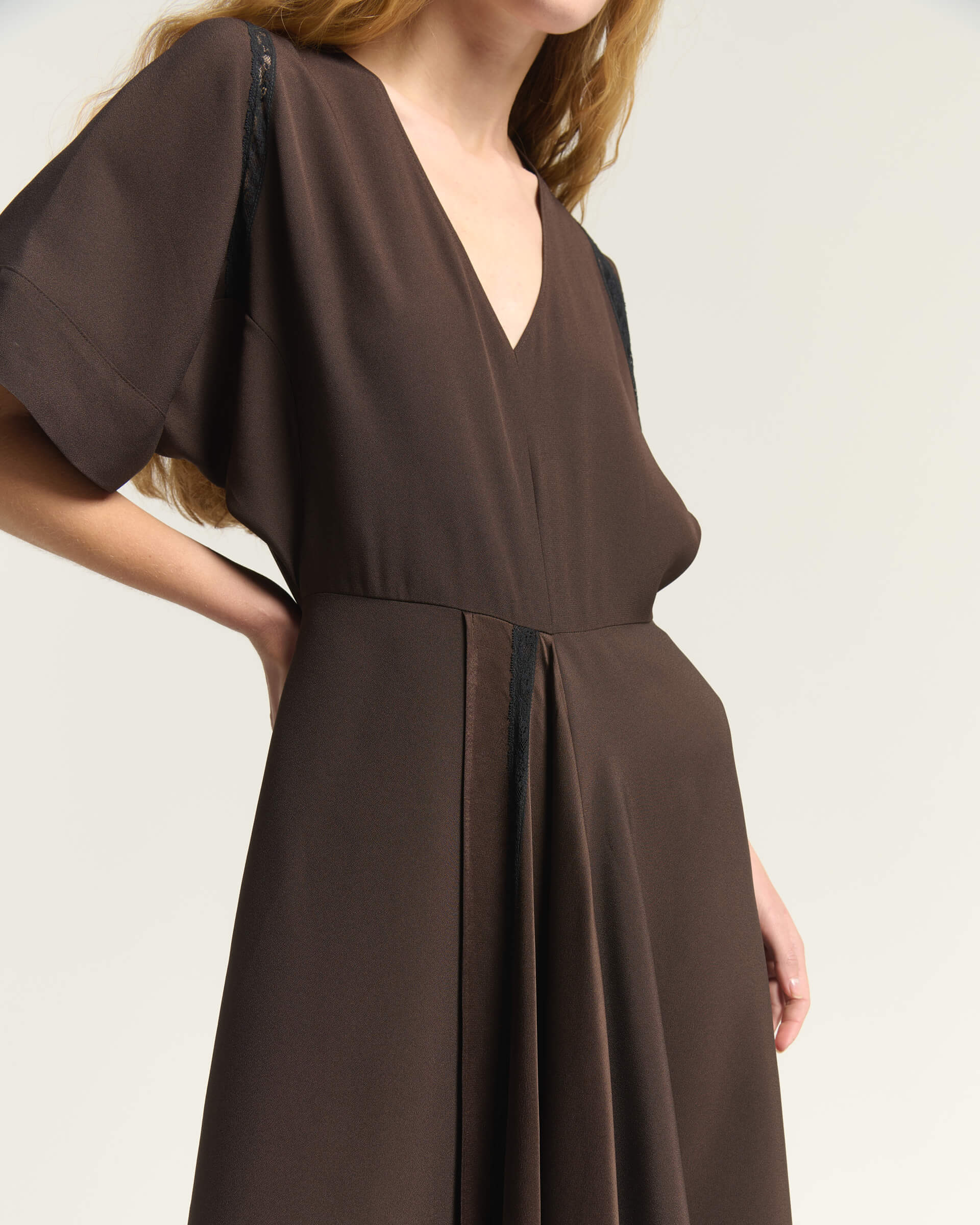 ABITO CON SCOLLO A V E DETTAGLI IN PIZZO