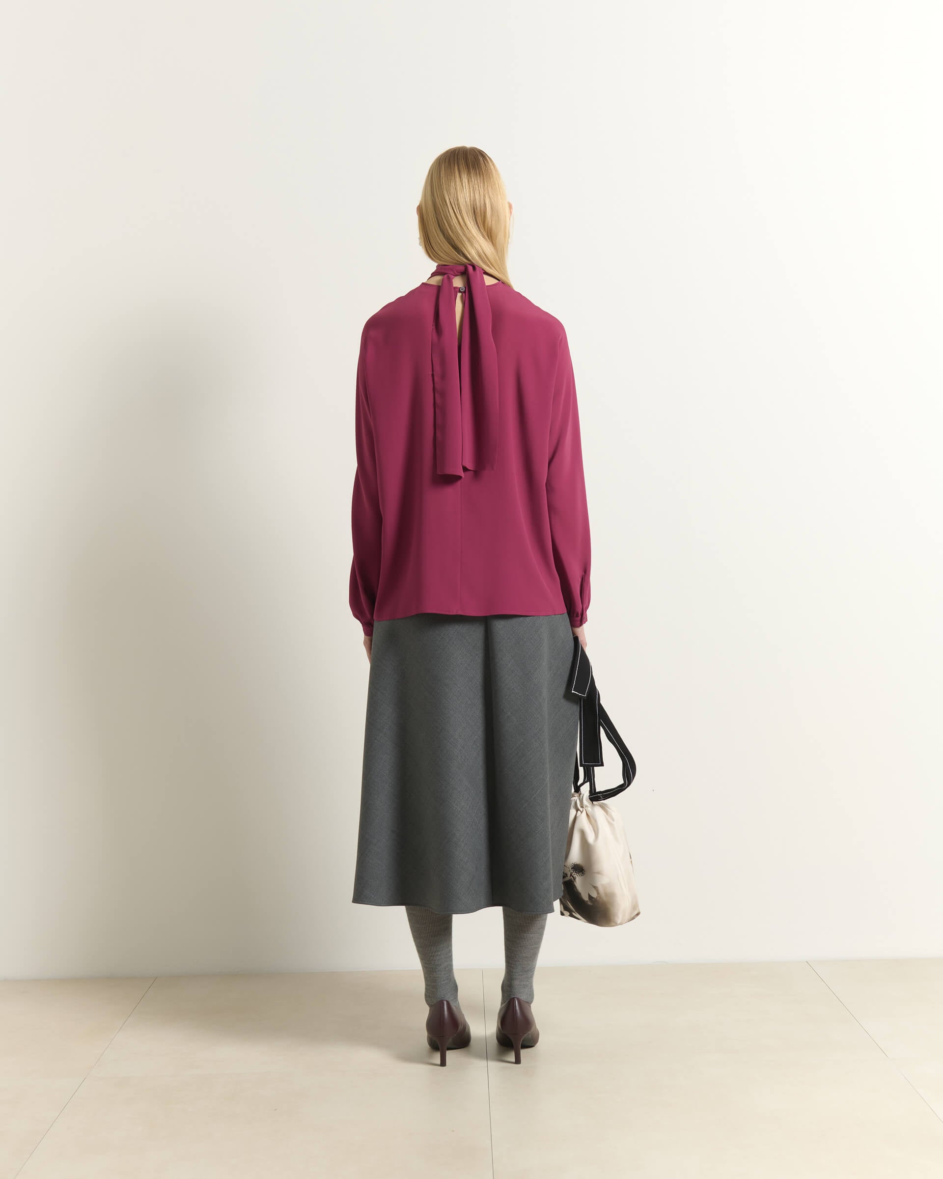 BLUSA CON FIOCCO ANNODATO A COLLO ALTO