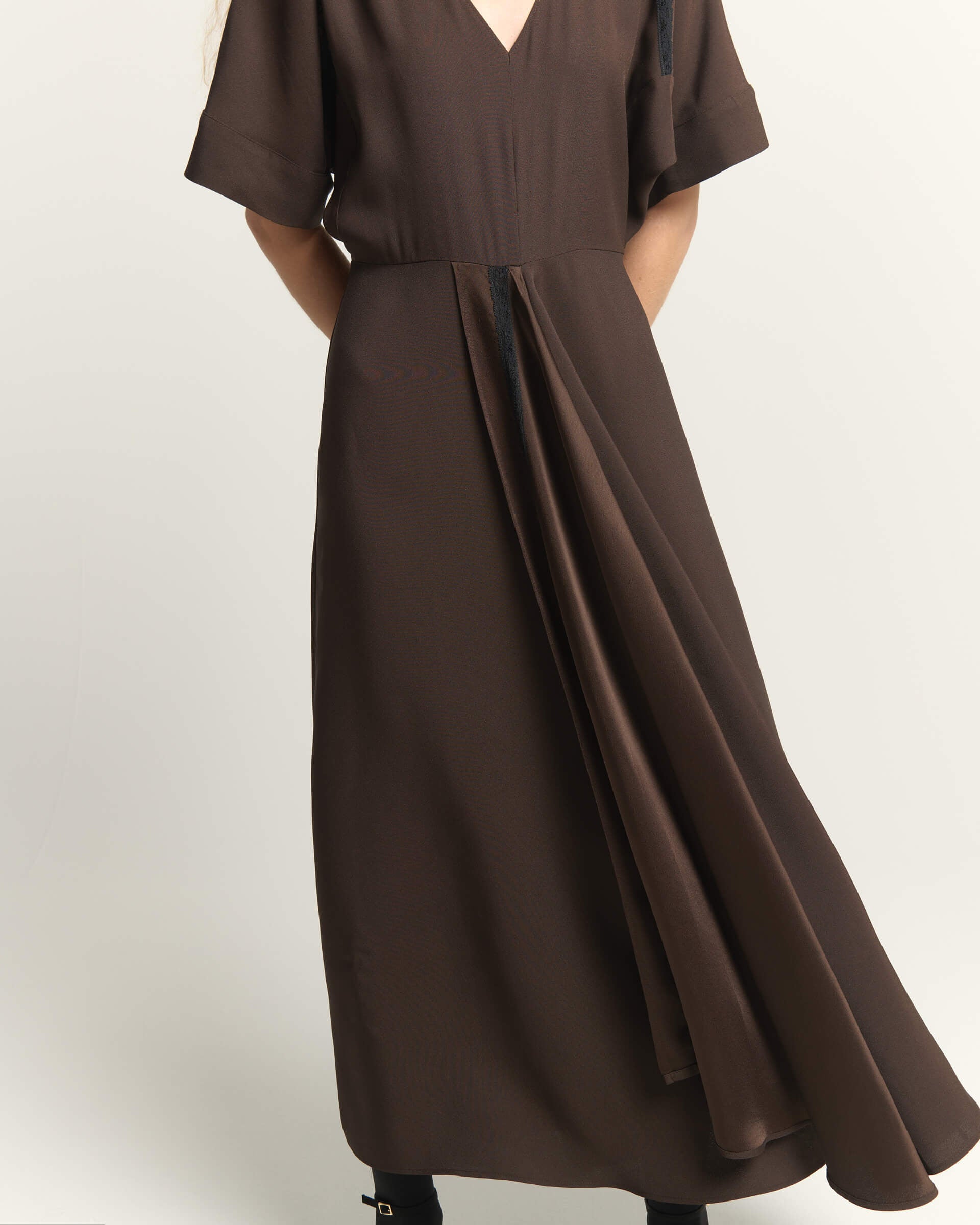 ABITO CON SCOLLO A V E DETTAGLI IN PIZZO