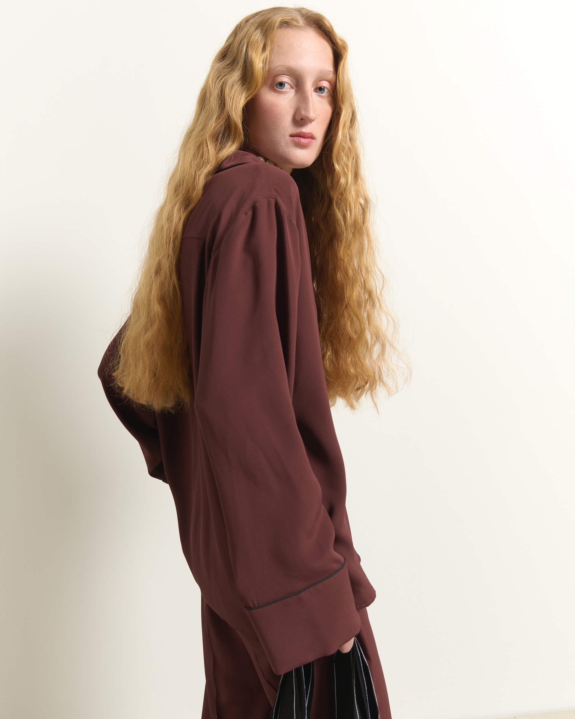 CAMICIA CON PROFILI A CONTRASTO