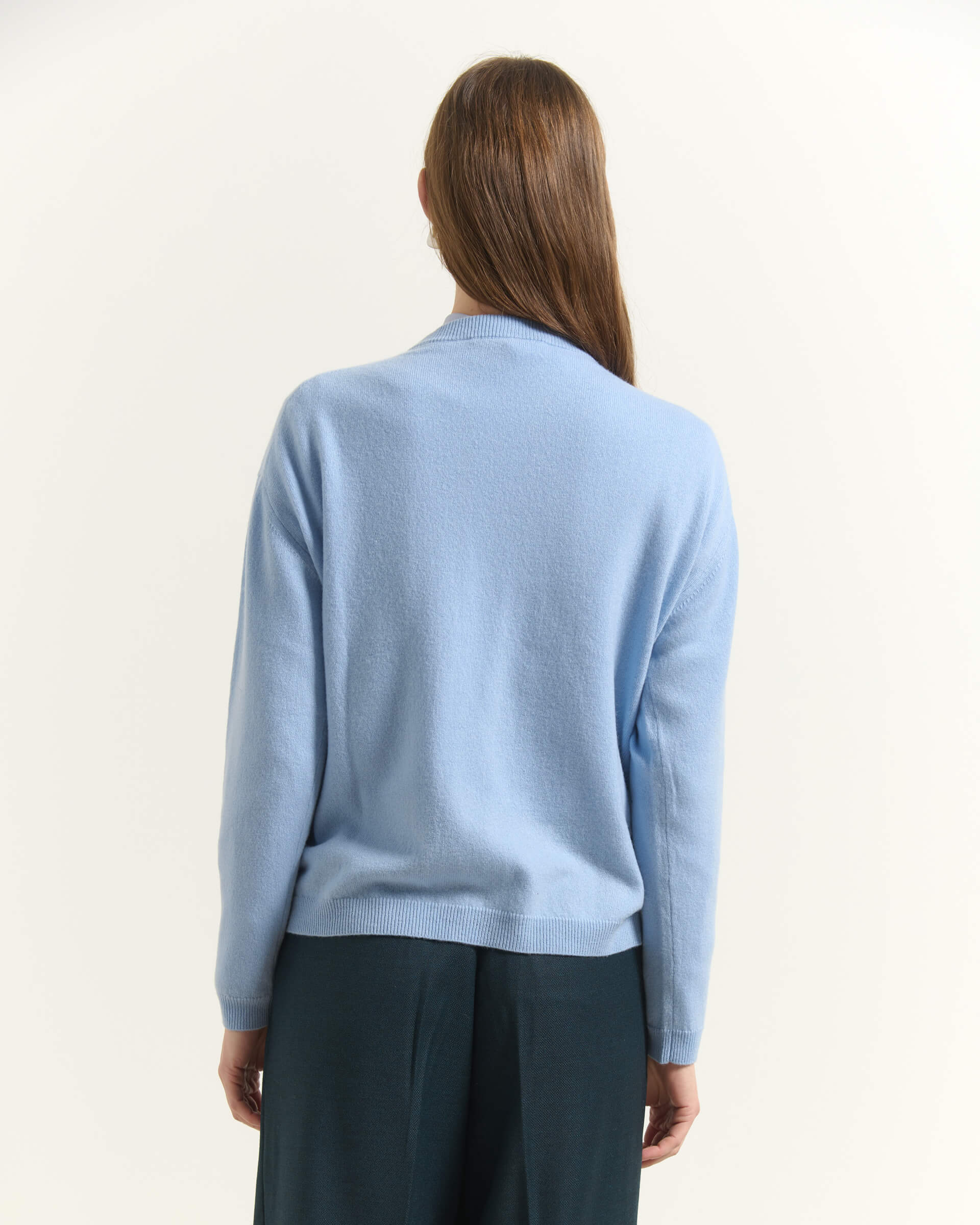 MAGLIONE DI LANA CON TASCHINO APPLICATO SUL PETTO