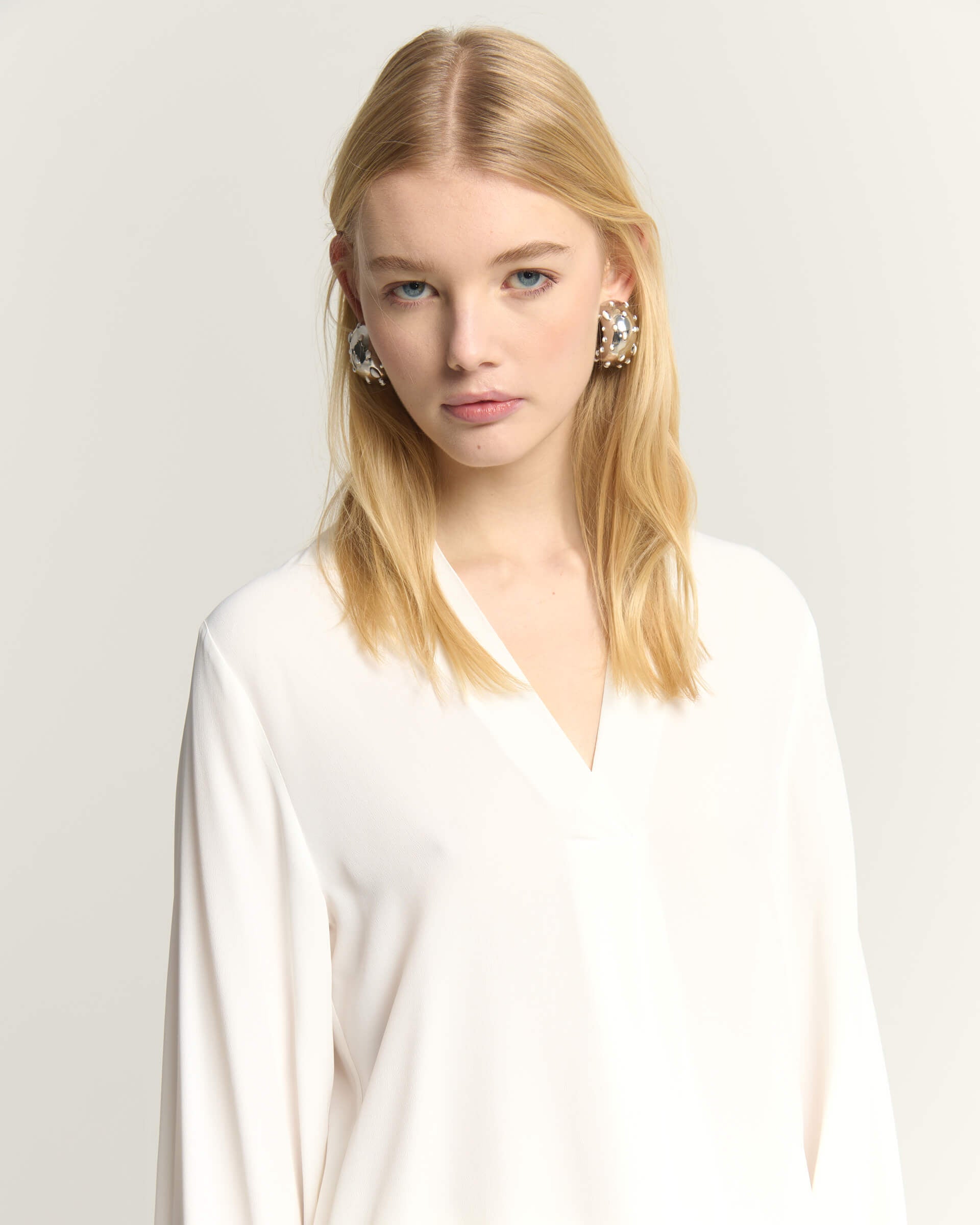 BLUSA FLUIDA CON SCOLLO A V